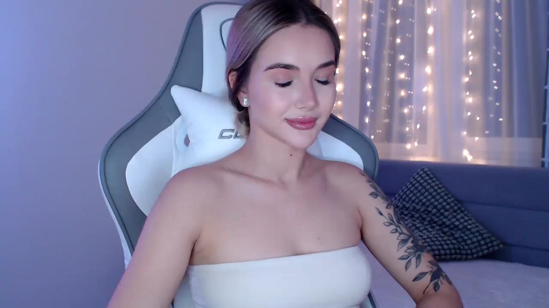 Gallery image thumbnail from HolyMeow's myfreecams stream on, 05/16/2025, 18:37 image 6 of 20