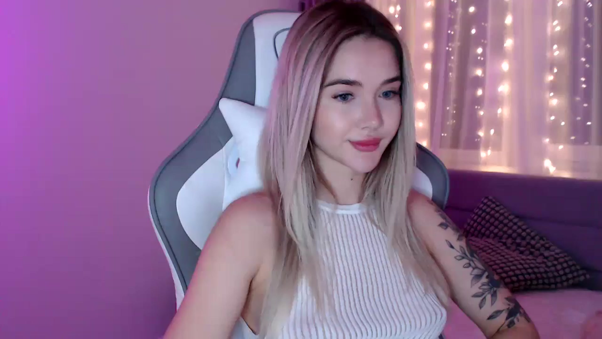 Gallery image thumbnail from HolyMeow's myfreecams stream on, 05/20/2025, 21:08 image 20 of 20