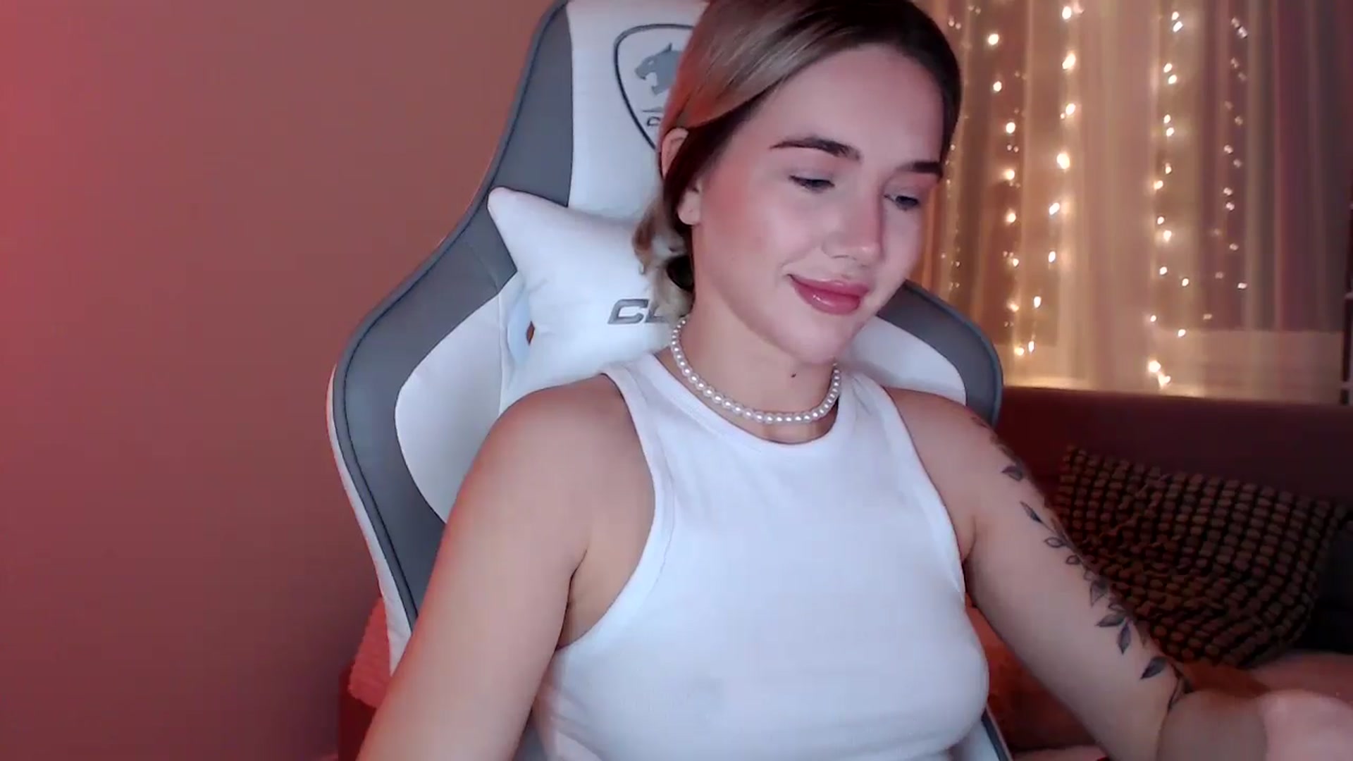 Gallery image thumbnail from HolyMeow's myfreecams stream on, 05/29/2025, 20:54 image 6 of 20