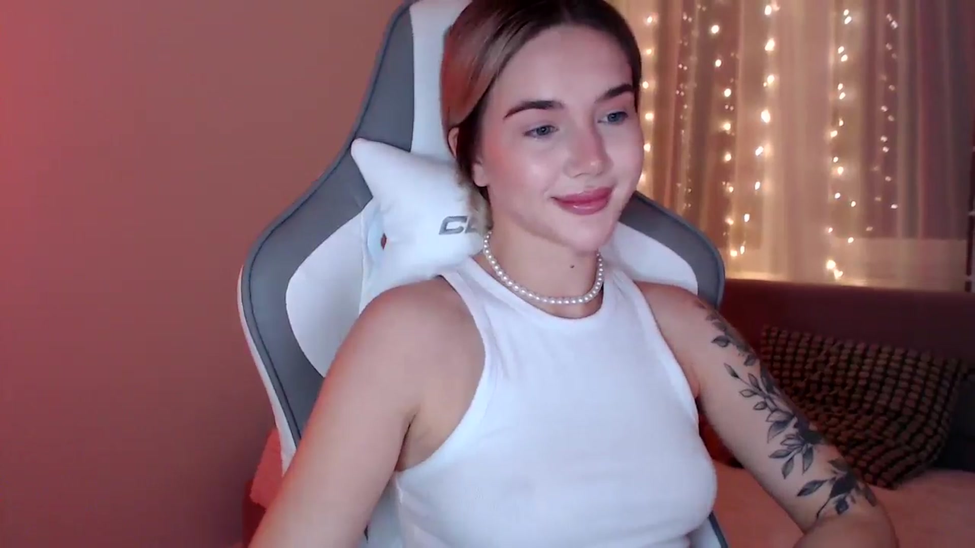 Gallery image thumbnail from HolyMeow's myfreecams stream on, 05/29/2025, 20:54 image 15 of 20