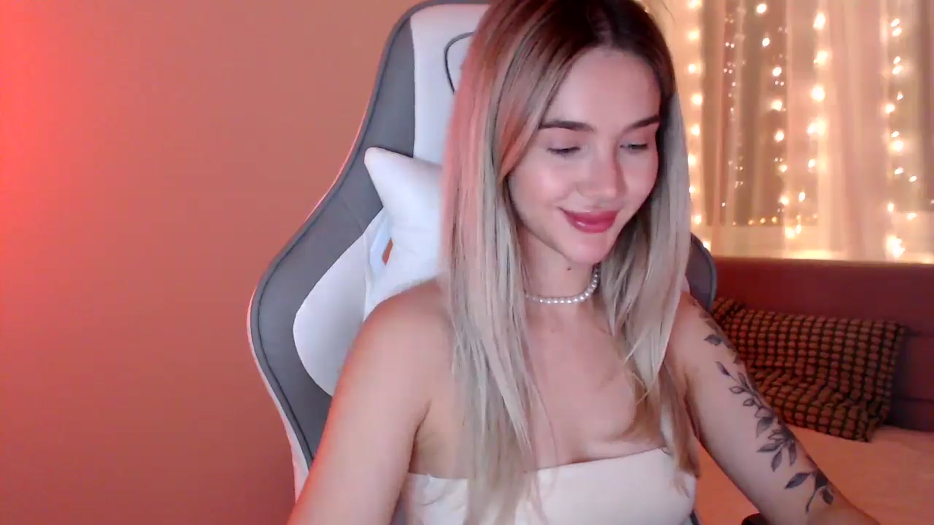 Gallery image thumbnail from HolyMeow's myfreecams stream on, 05/31/2025, 19:58 image 16 of 20