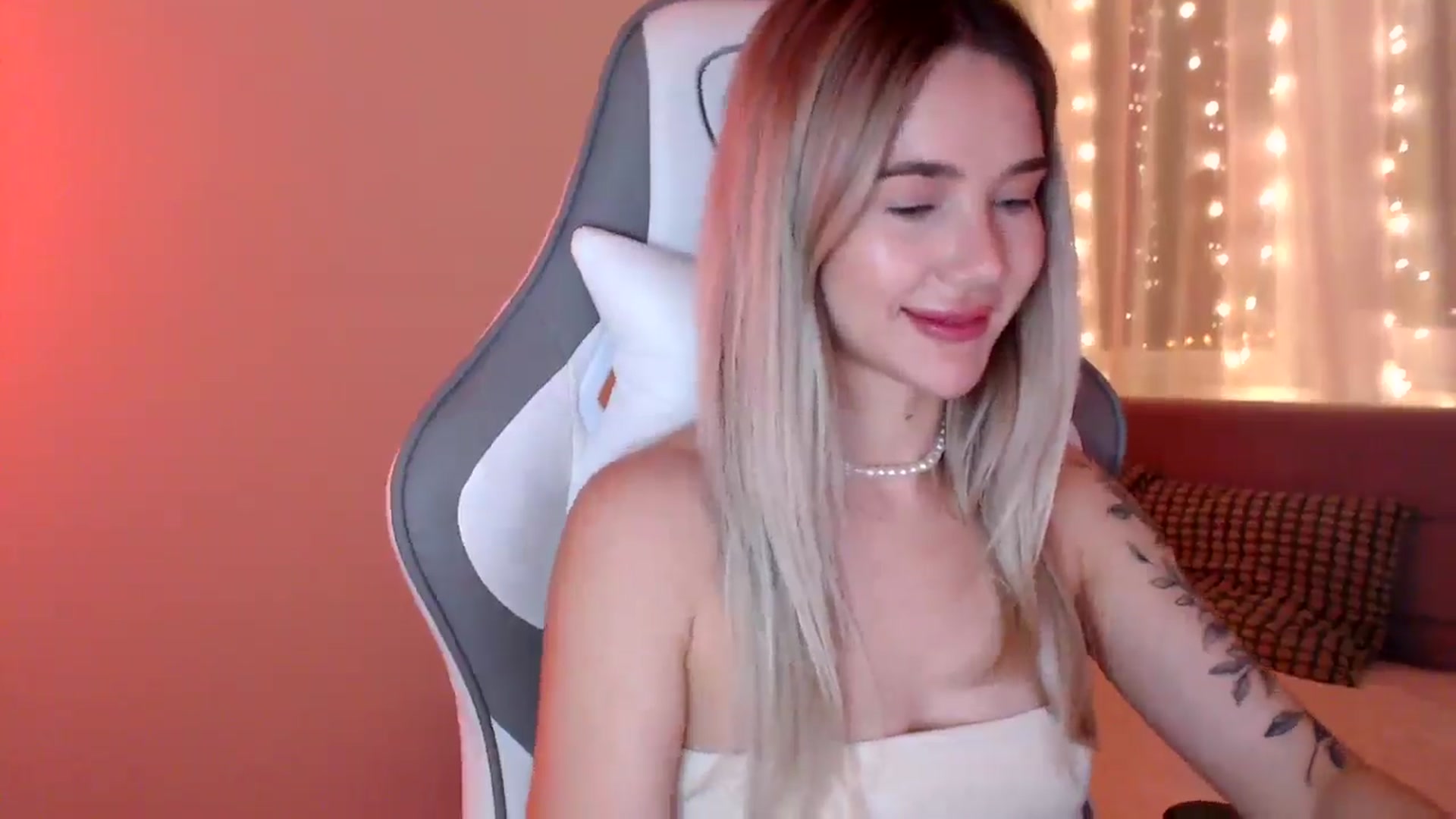 Gallery image thumbnail from HolyMeow's myfreecams stream on, 05/31/2025, 19:58 image 17 of 20