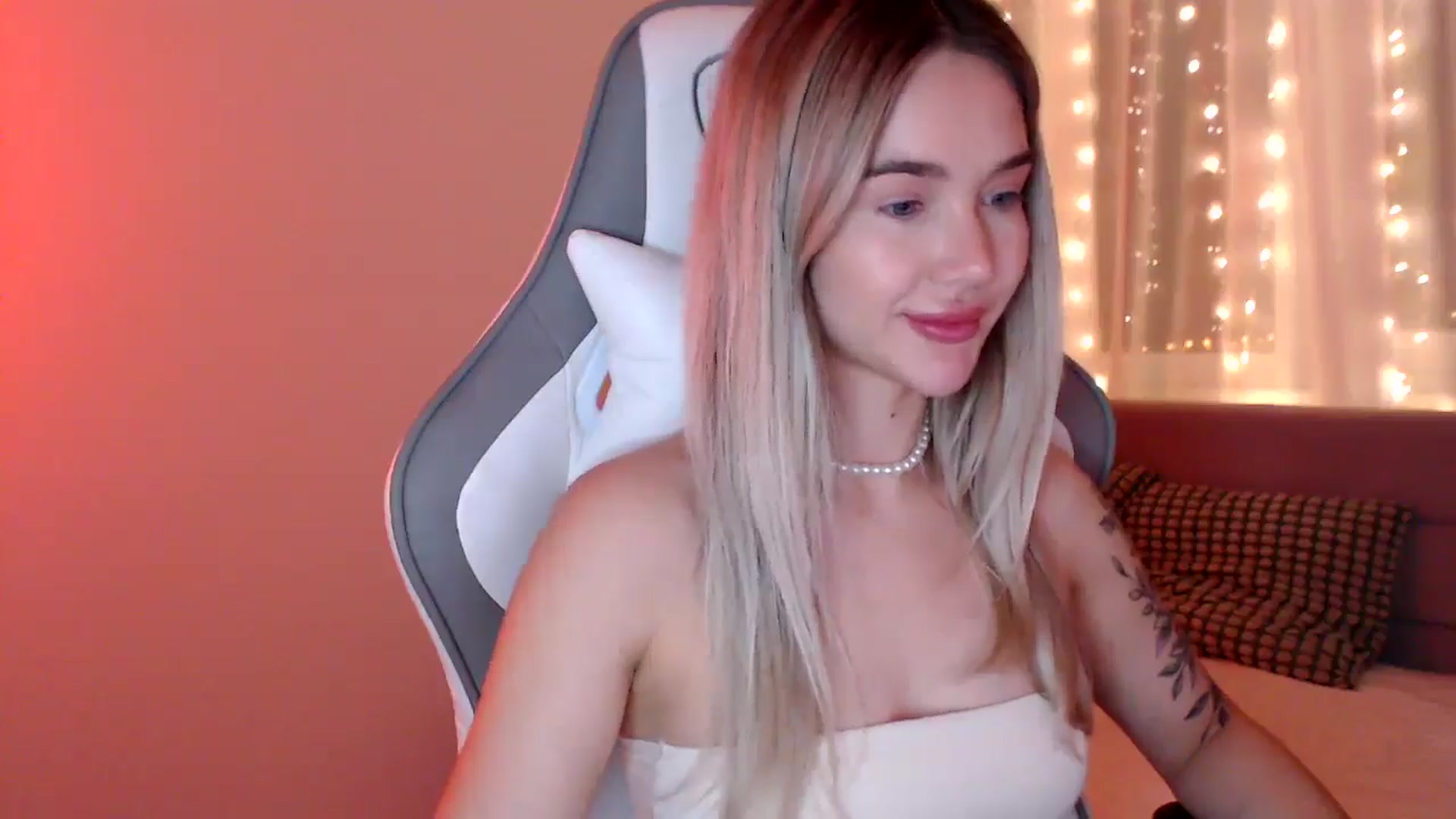 Gallery image thumbnail from HolyMeow's myfreecams stream on, 05/31/2025, 19:58 image 15 of 20