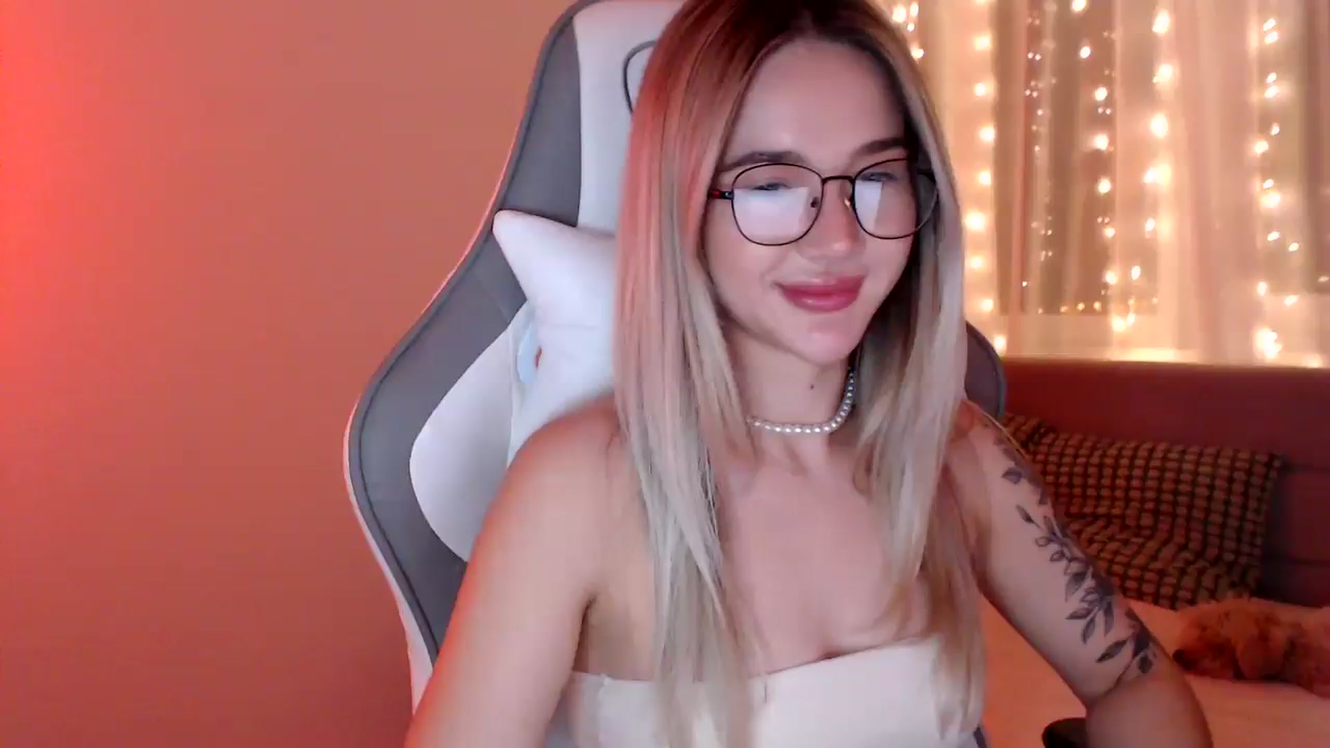 Gallery image thumbnail from HolyMeow's myfreecams stream on, 05/31/2025, 21:22 image 9 of 20