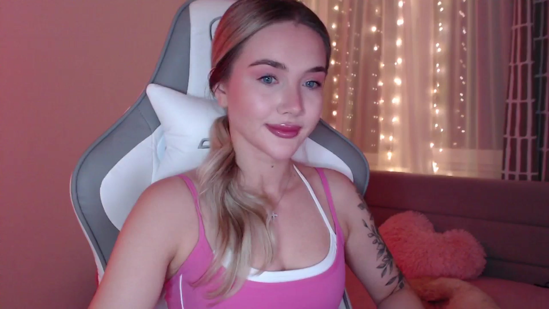 Gallery image thumbnail from HolyMeow's myfreecams stream on, 06/07/2025, 20:13 image 6 of 20