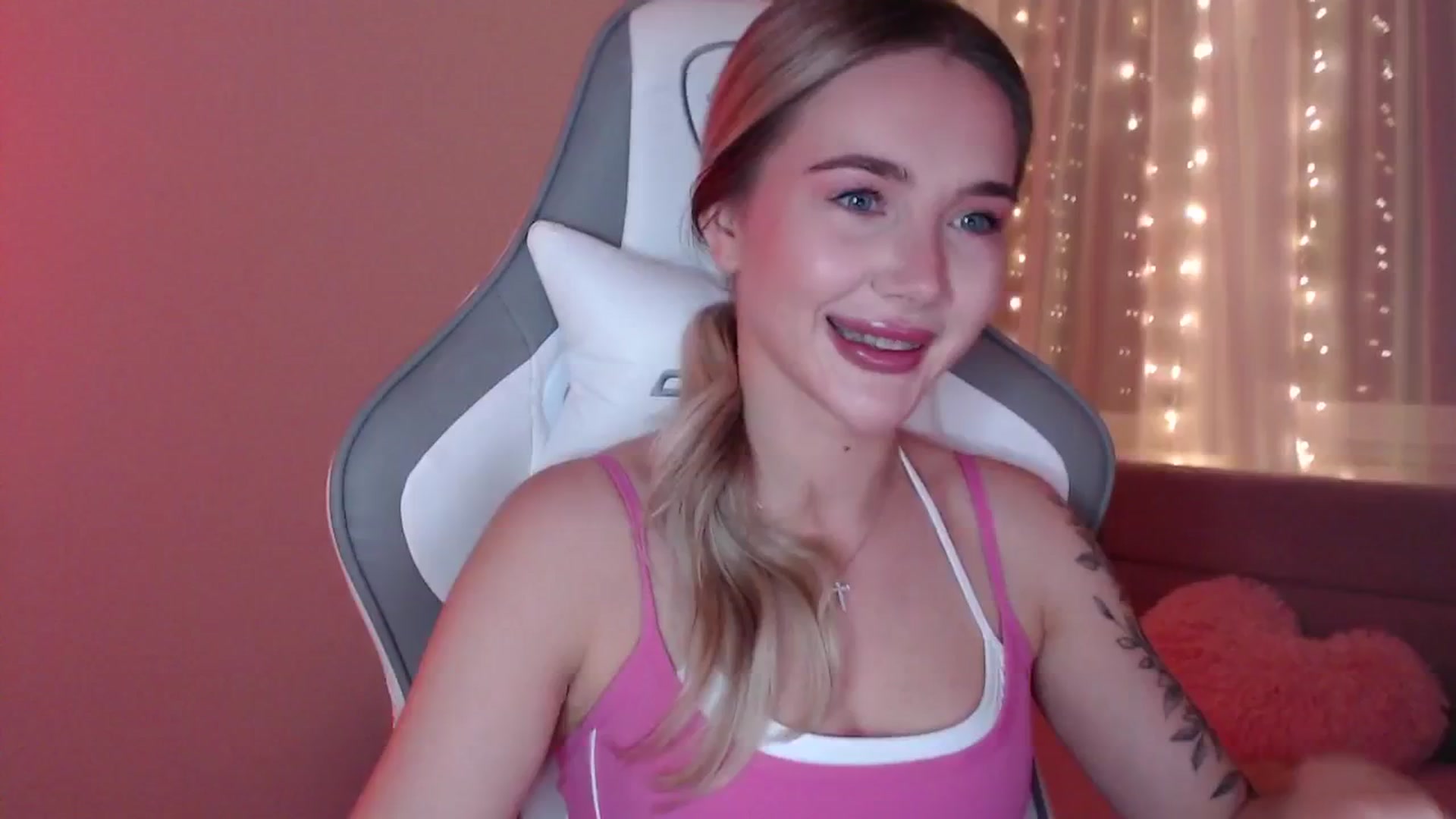Gallery image thumbnail from HolyMeow's myfreecams stream on, 06/07/2025, 20:13 image 1 of 20