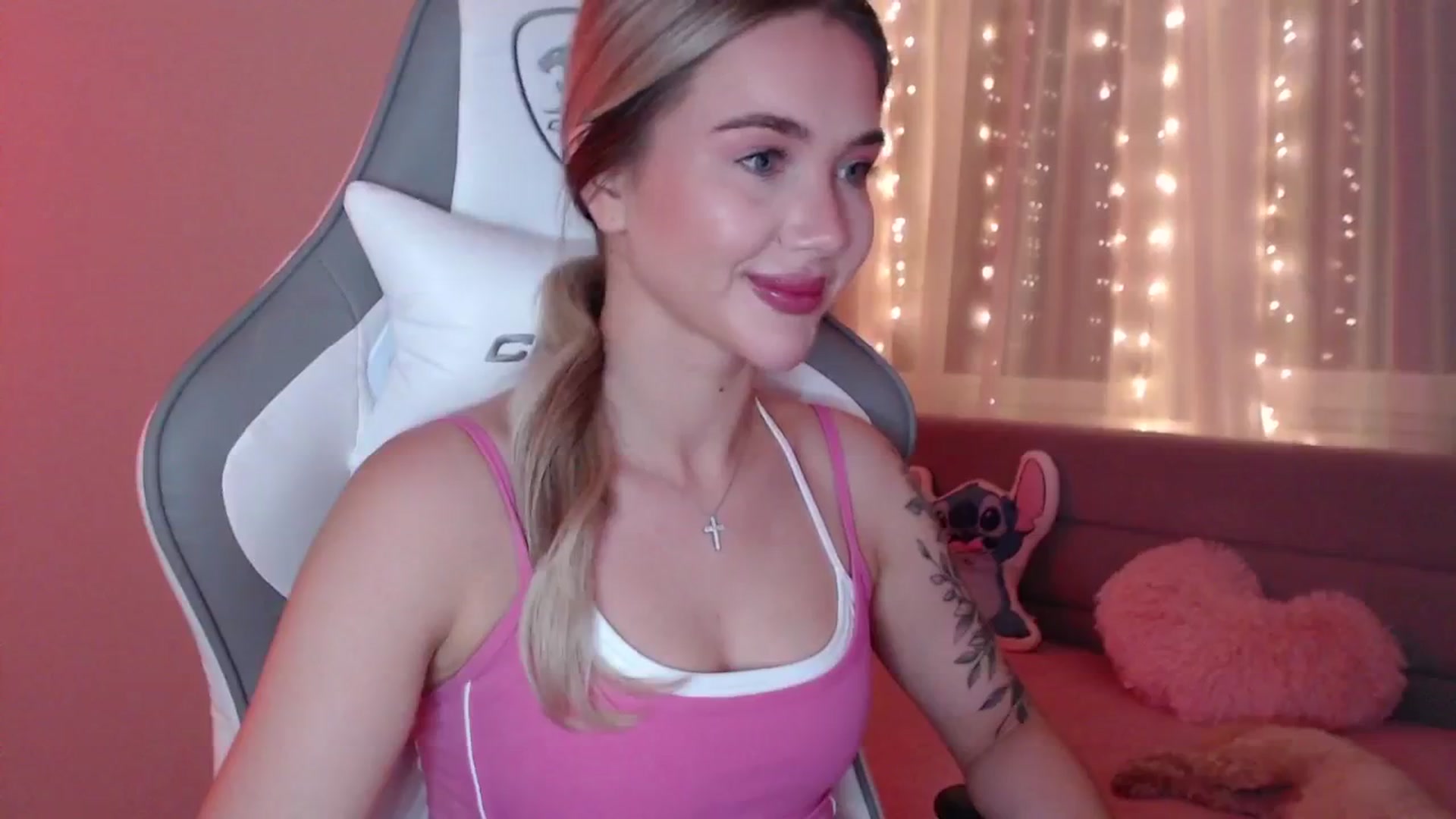 Gallery image thumbnail from HolyMeow's myfreecams stream on, 06/07/2025, 20:13 image 15 of 20