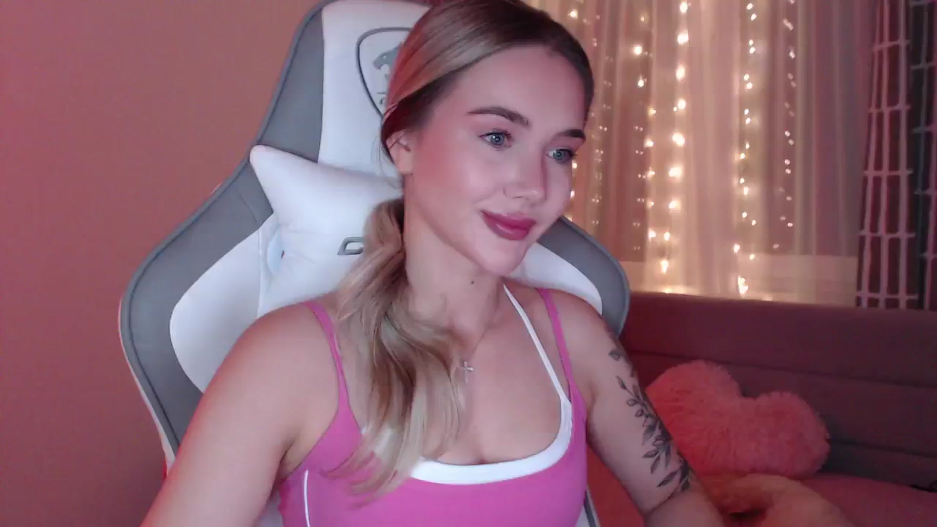 Gallery image thumbnail from HolyMeow's myfreecams stream on, 06/07/2025, 20:13 image 5 of 20