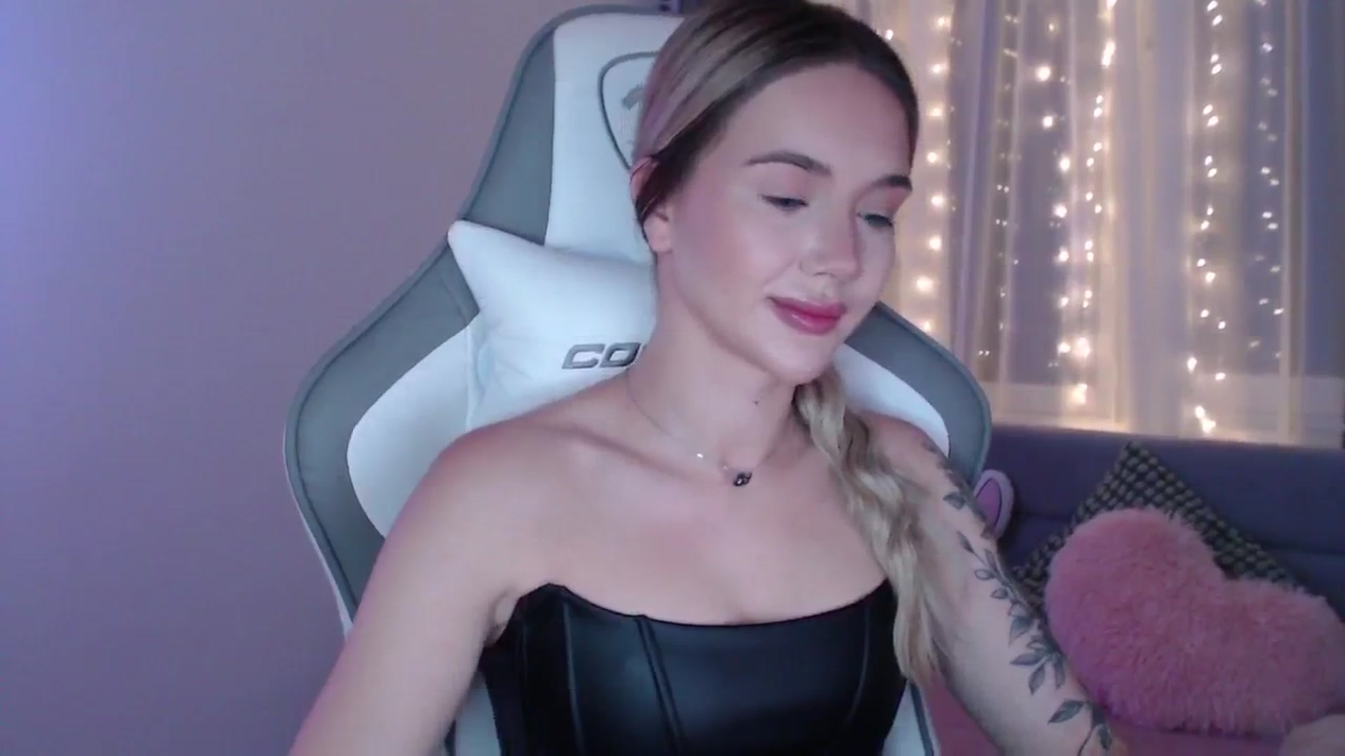 Gallery image thumbnail from HolyMeow's myfreecams stream on, 06/12/2025, 20:57 image 18 of 20