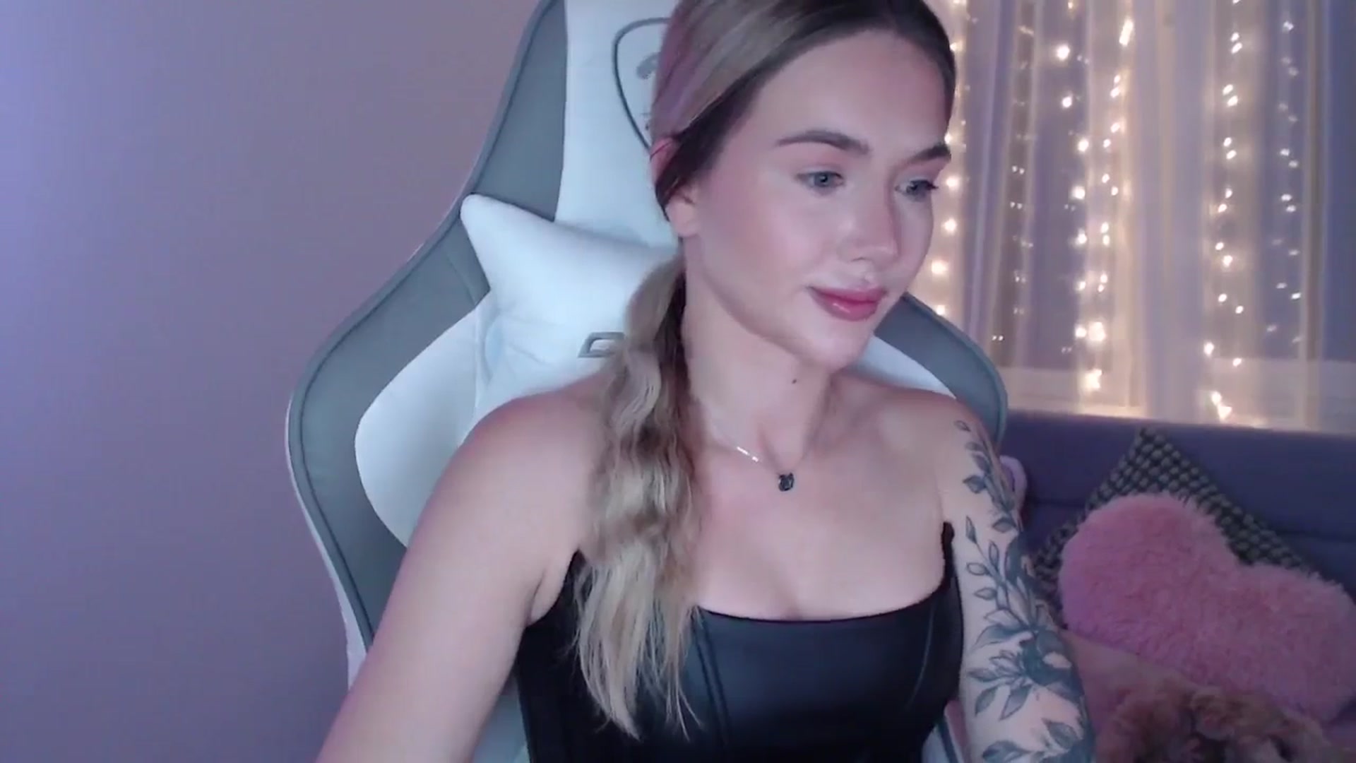 Gallery image thumbnail from HolyMeow's myfreecams stream on, 06/12/2025, 20:57 image 5 of 20