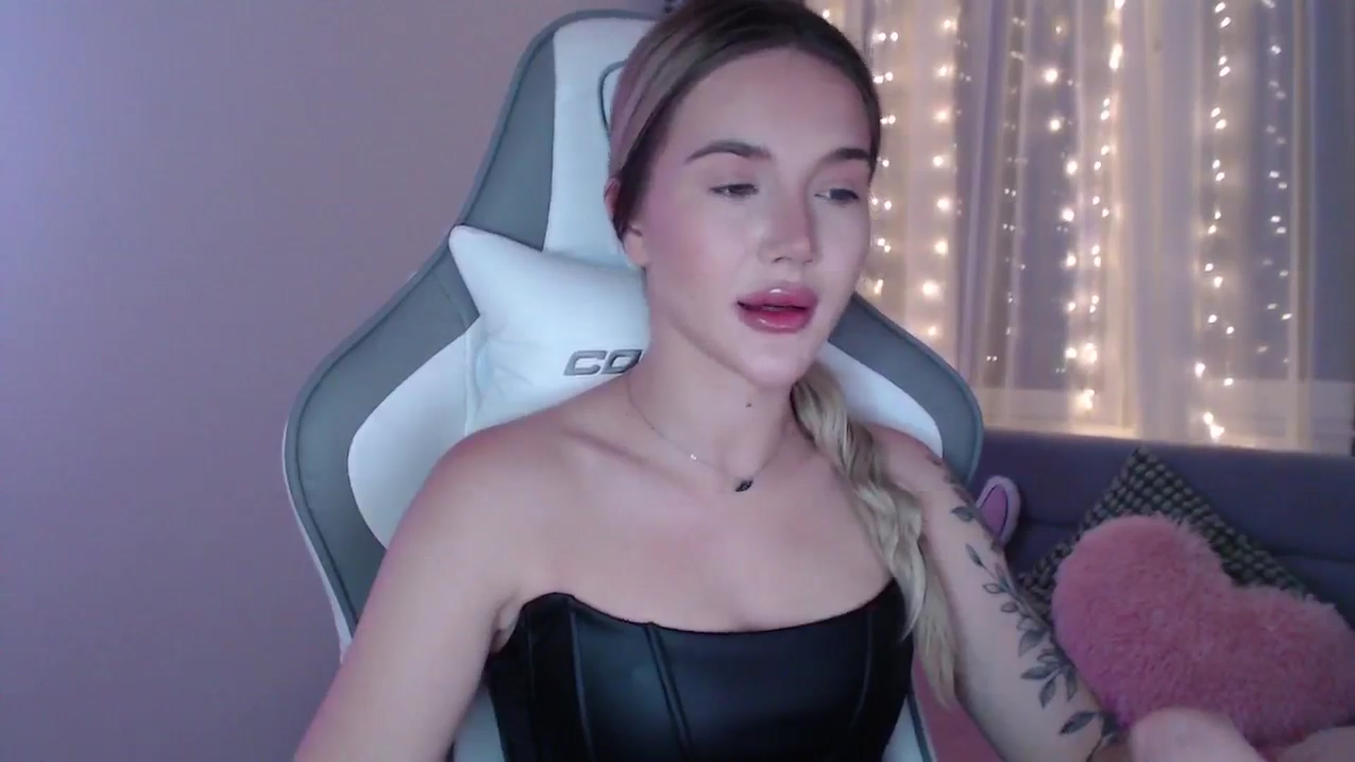 Gallery image thumbnail from HolyMeow's myfreecams stream on, 06/12/2025, 20:57 image 17 of 20
