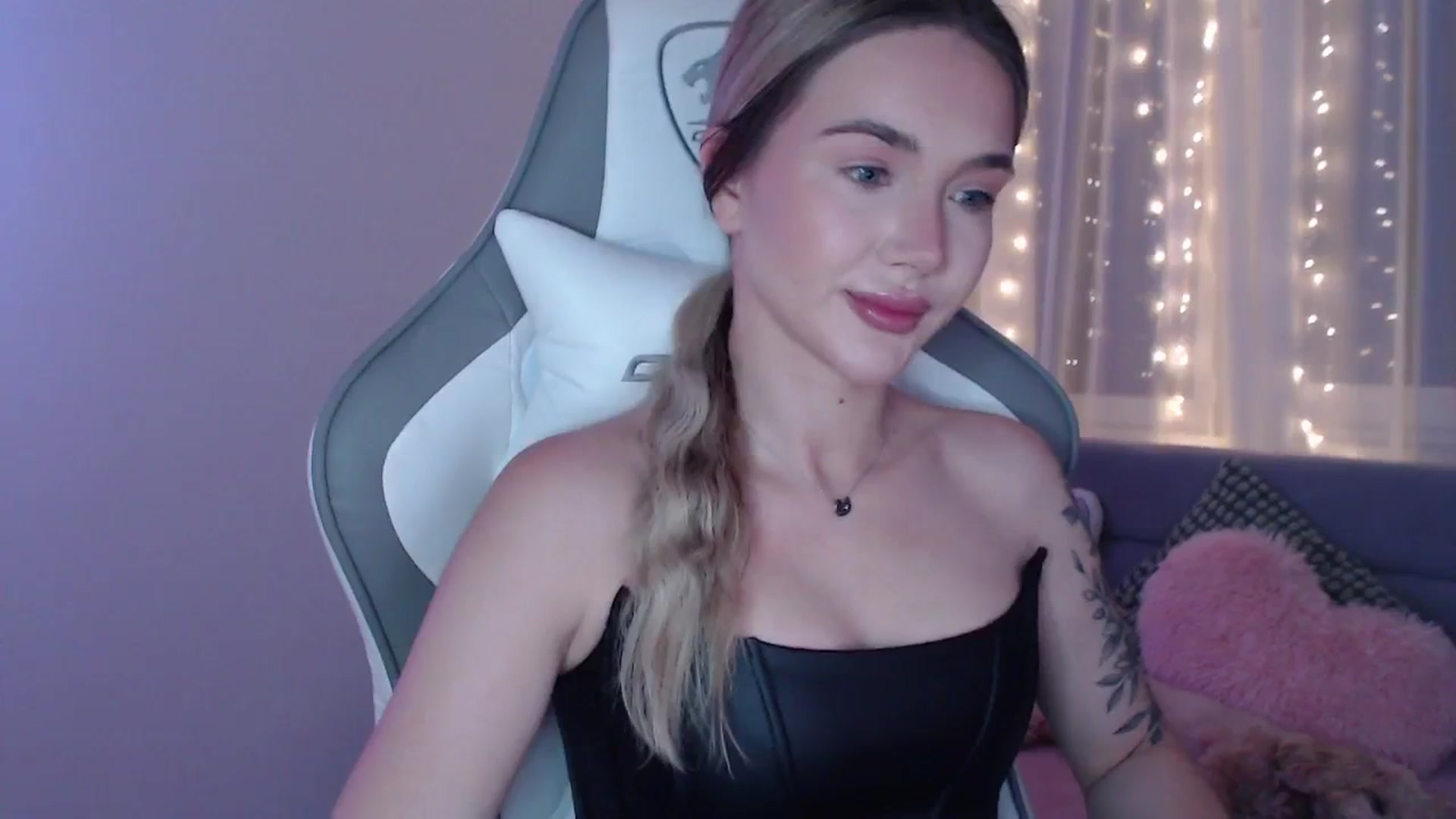 Gallery image thumbnail from HolyMeow's myfreecams stream on, 06/12/2025, 20:57 image 4 of 20