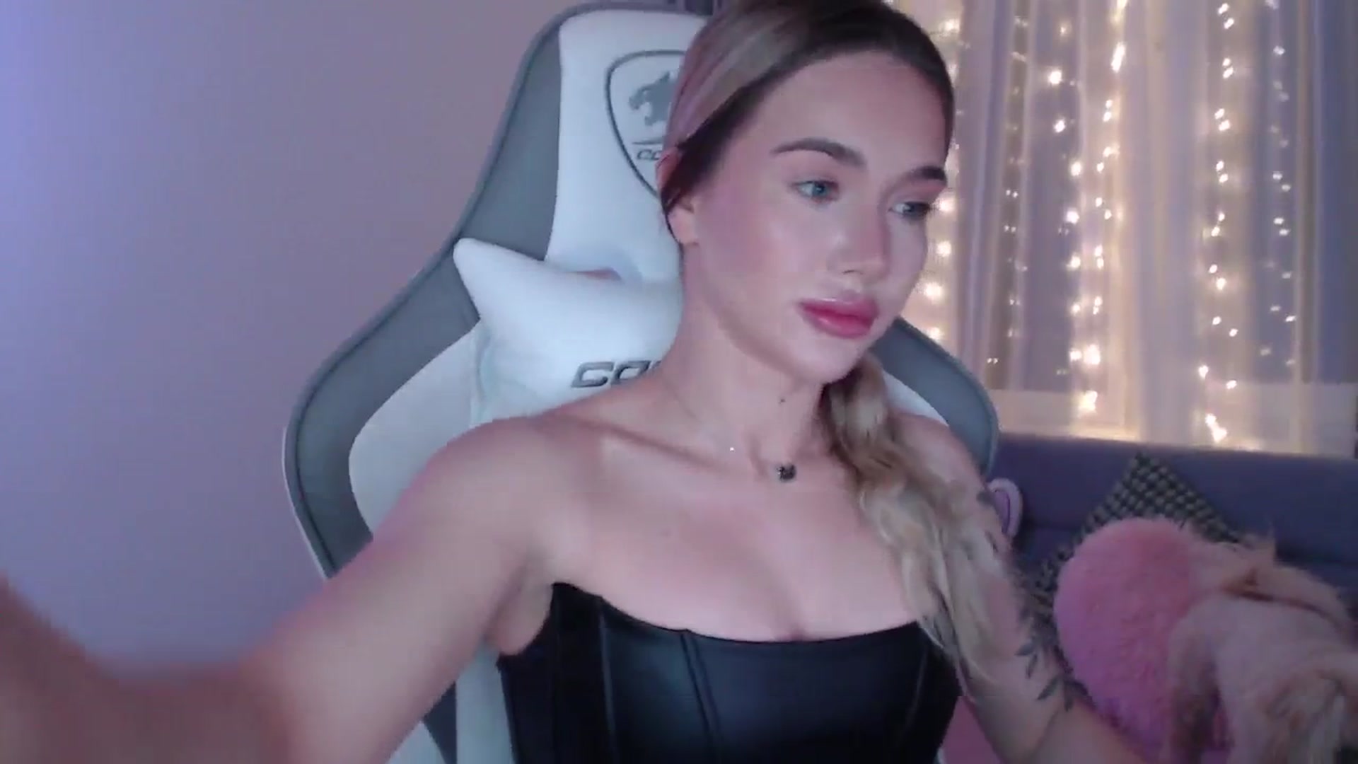 Gallery image thumbnail from HolyMeow's myfreecams stream on, 06/12/2025, 20:57 image 13 of 20