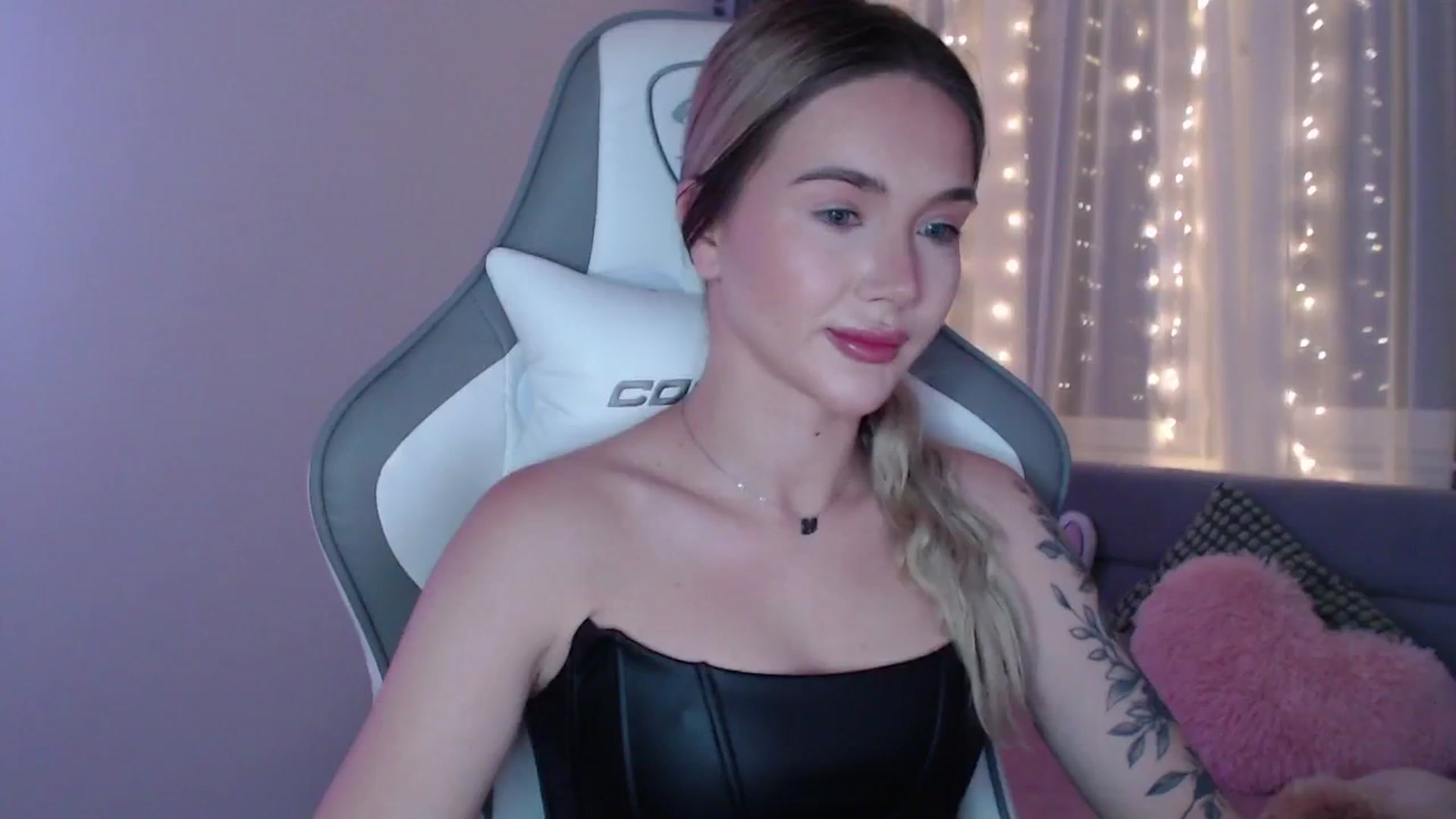 Gallery image thumbnail from HolyMeow's myfreecams stream on, 06/12/2025, 20:57 image 15 of 20