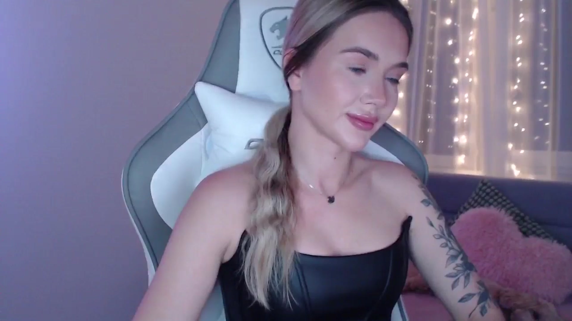 Gallery image thumbnail from HolyMeow's myfreecams stream on, 06/12/2025, 20:57 image 7 of 20