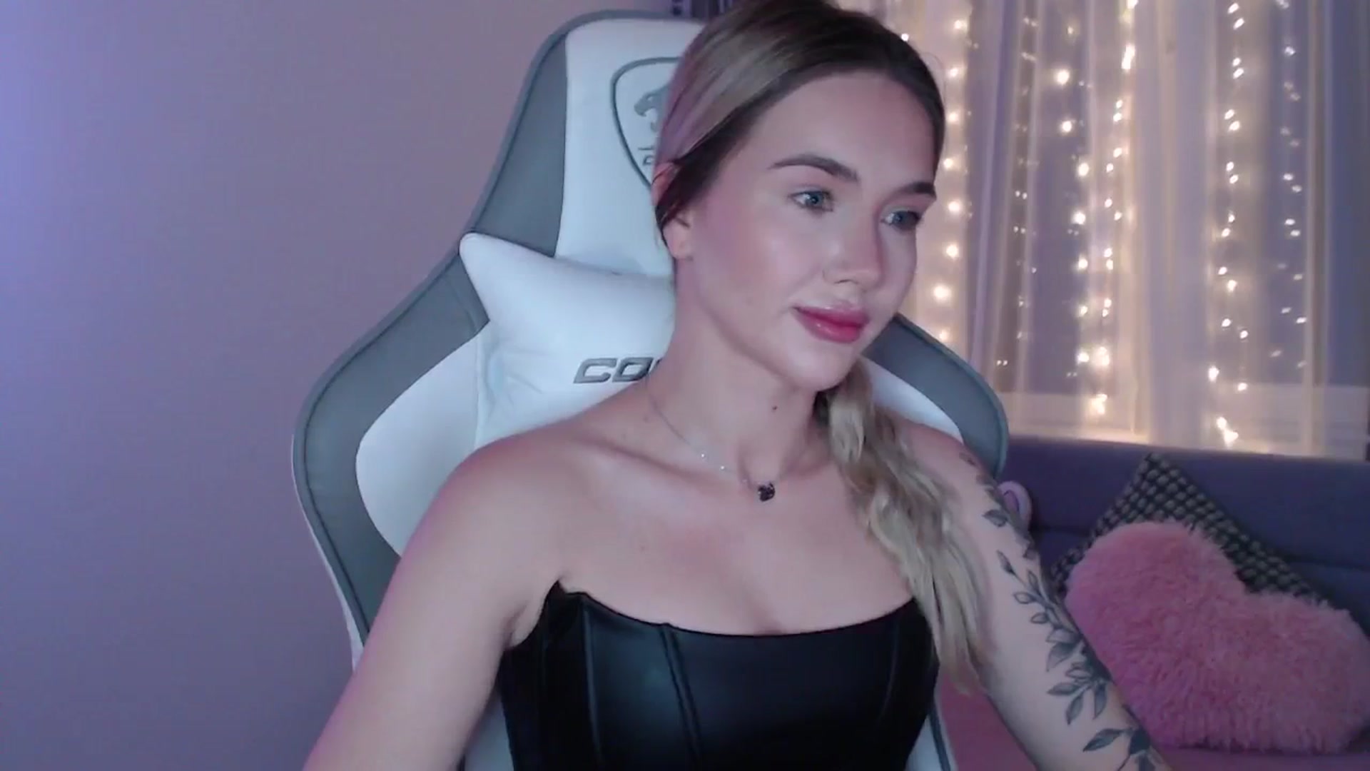 Gallery image thumbnail from HolyMeow's myfreecams stream on, 06/12/2025, 20:57 image 14 of 20