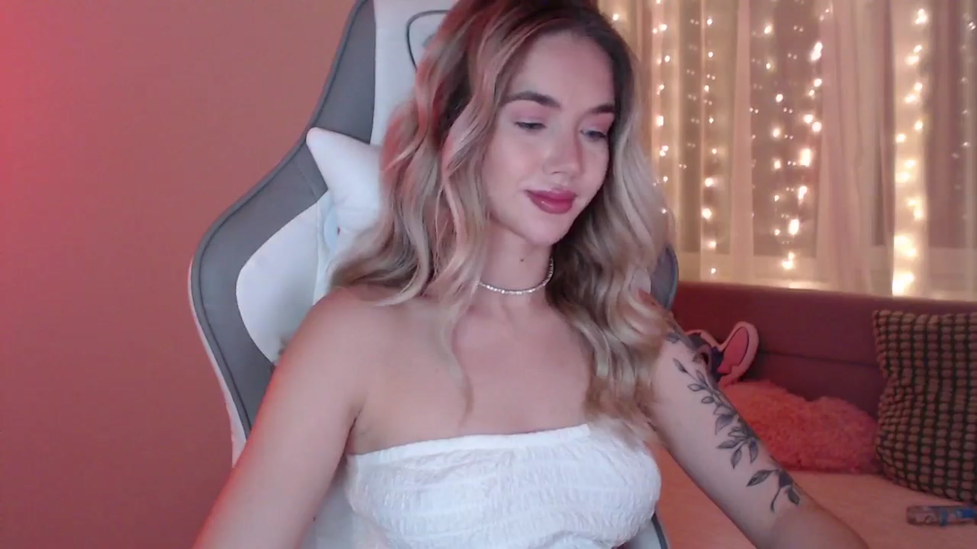 Gallery image thumbnail from HolyMeow's myfreecams stream on, 06/18/2025, 23:59 image 9 of 20