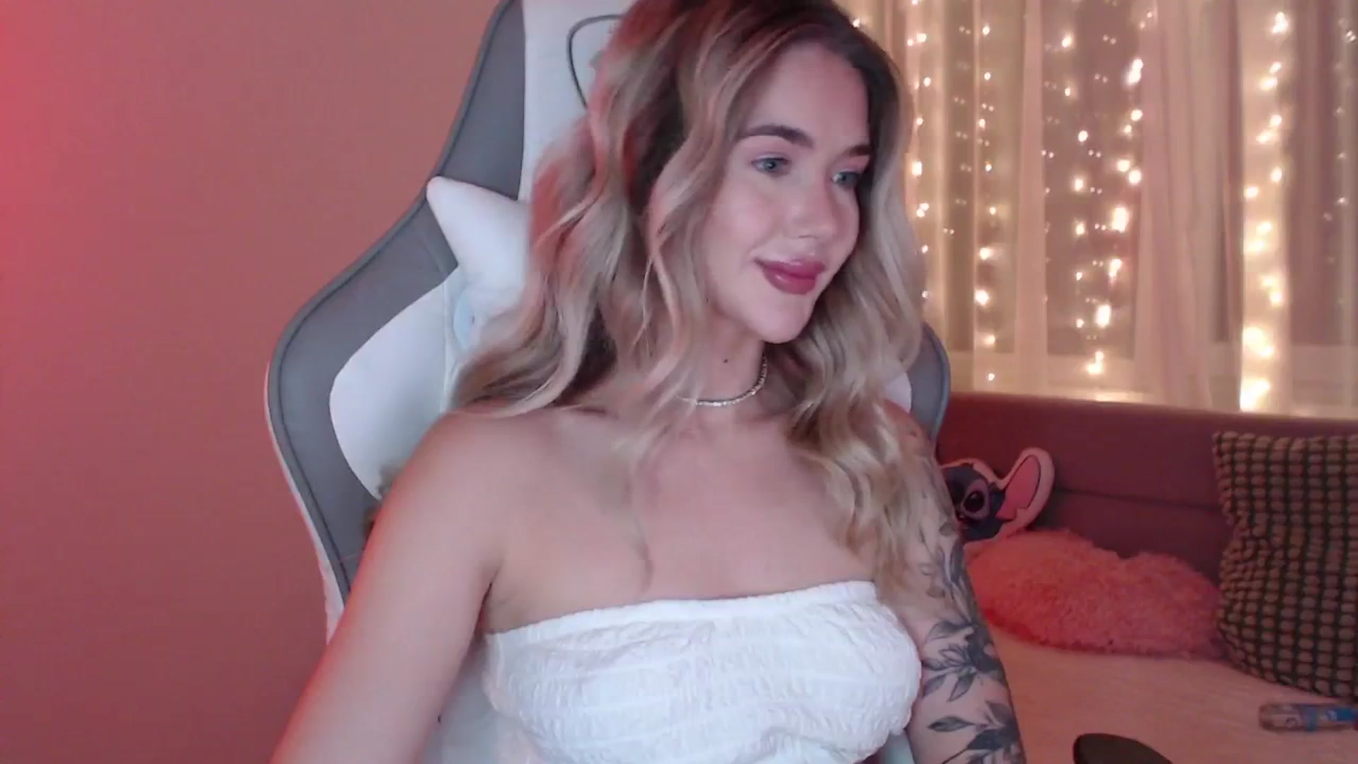 Gallery image thumbnail from HolyMeow's myfreecams stream on, 06/18/2025, 23:59 image 5 of 20