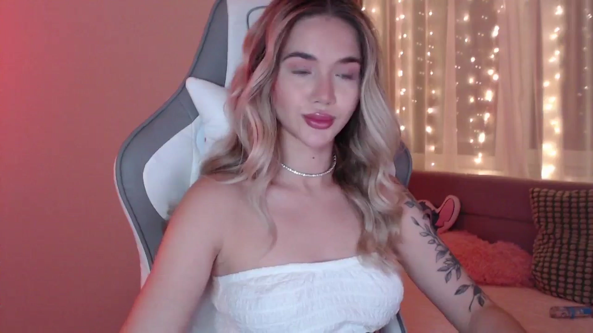 Gallery image thumbnail from HolyMeow's myfreecams stream on, 06/18/2025, 23:59 image 7 of 20
