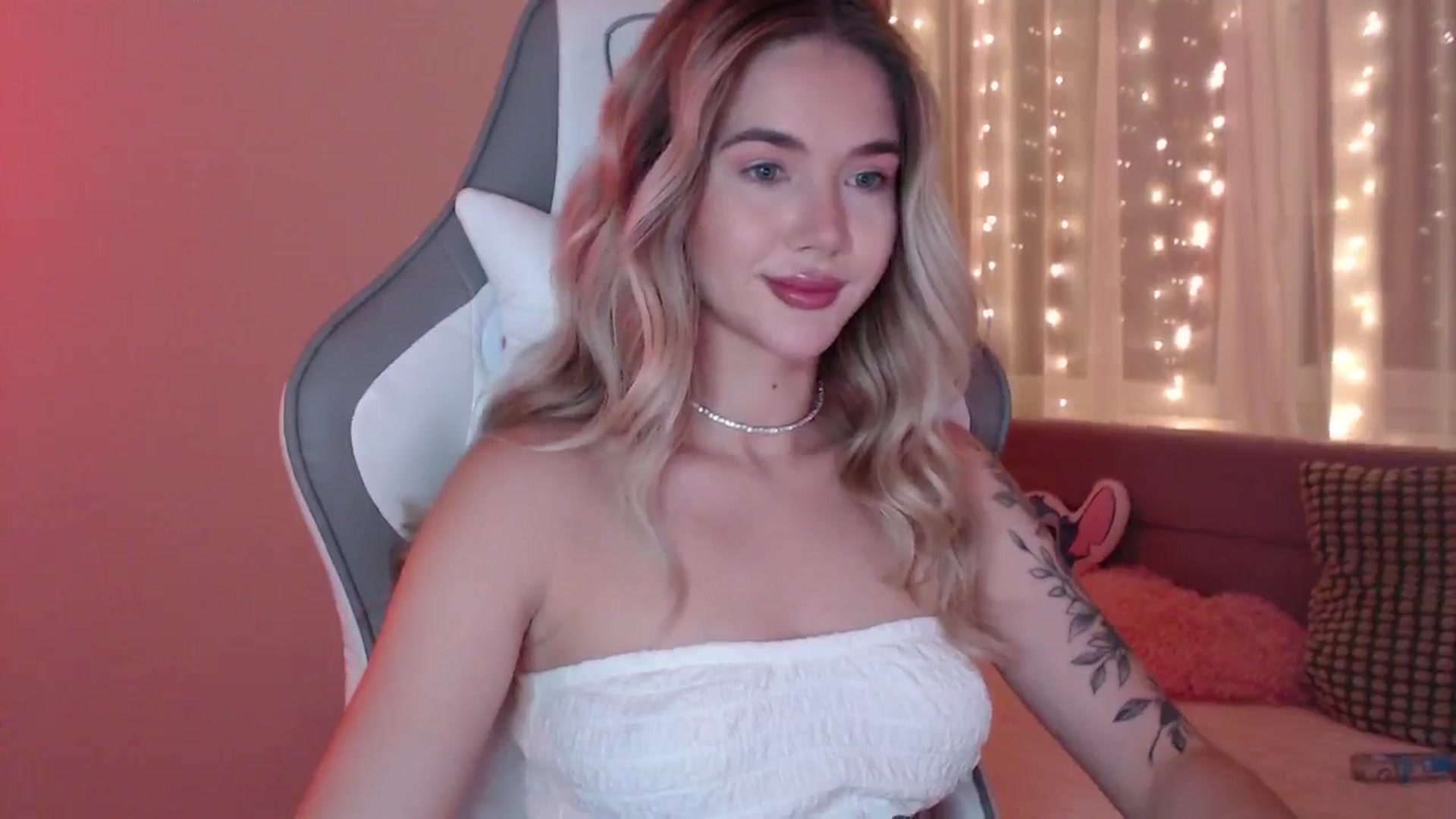 Gallery image thumbnail from HolyMeow's myfreecams stream on, 06/18/2025, 23:59 image 6 of 20