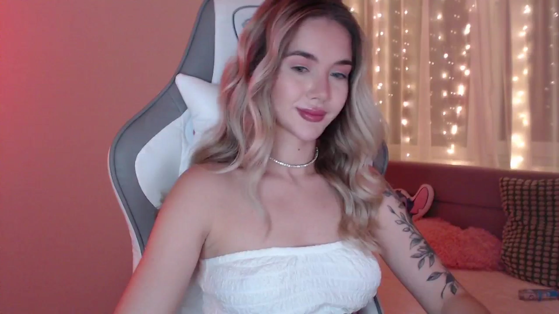 Gallery image thumbnail from HolyMeow's myfreecams stream on, 06/18/2025, 23:59 image 8 of 20