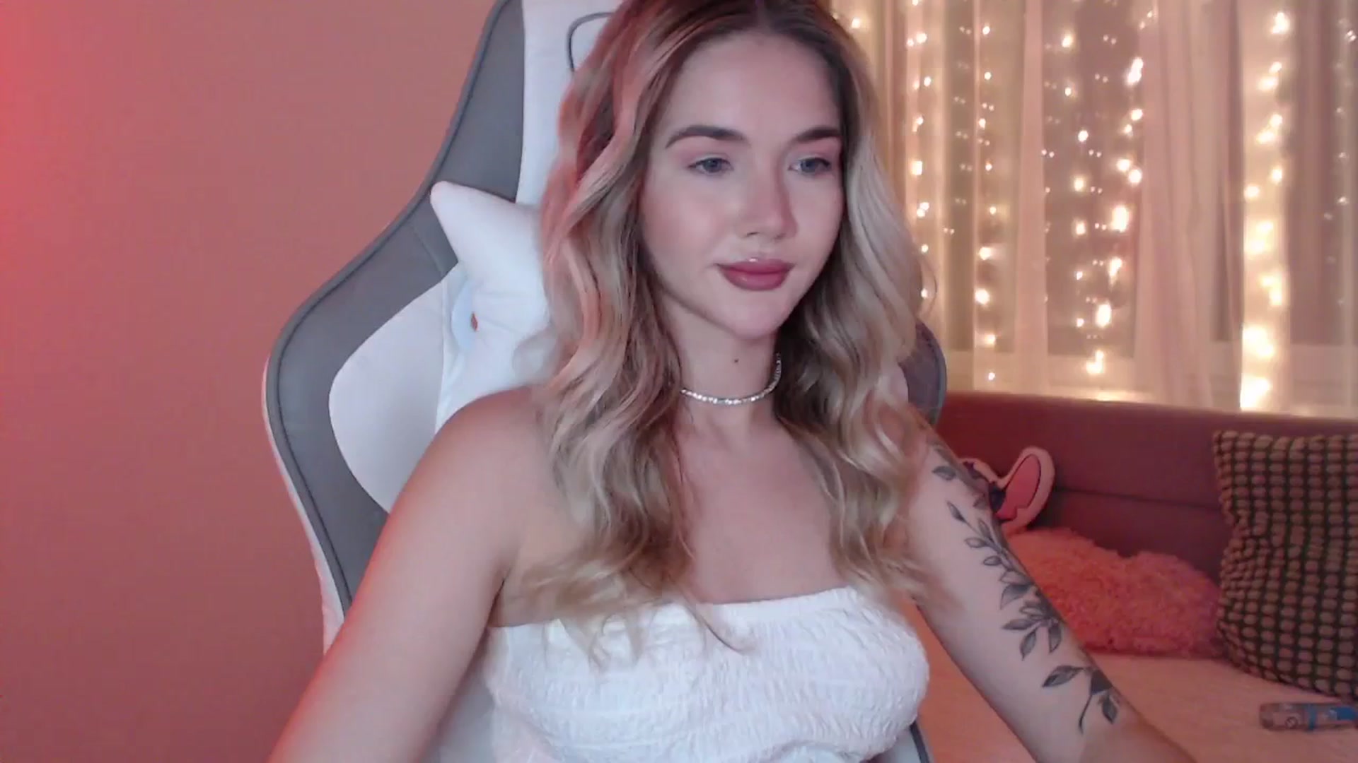 Gallery image thumbnail from HolyMeow's myfreecams stream on, 06/18/2025, 23:59 image 2 of 20