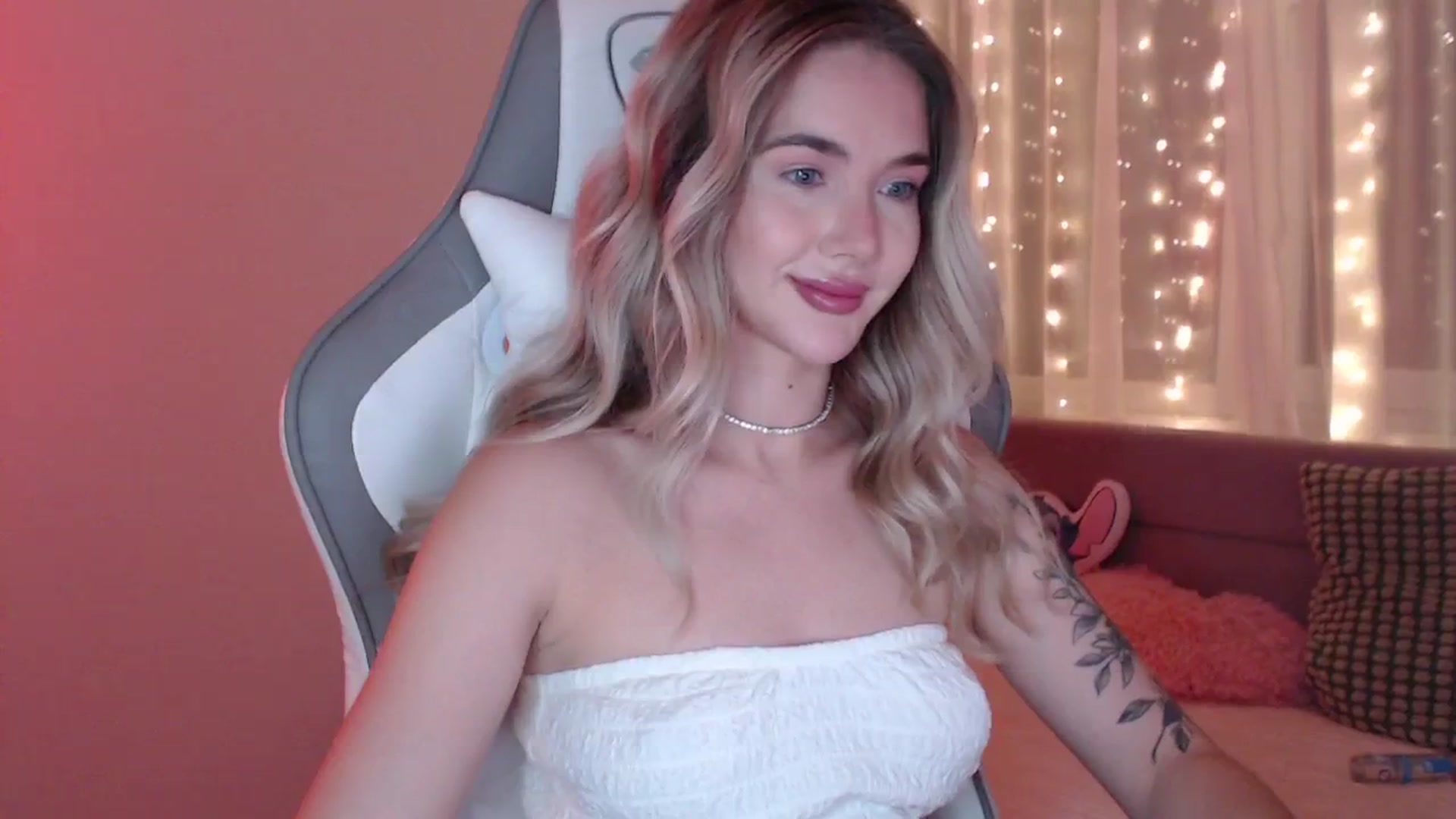 Gallery image thumbnail from HolyMeow's myfreecams stream on, 06/18/2025, 23:59 image 4 of 20