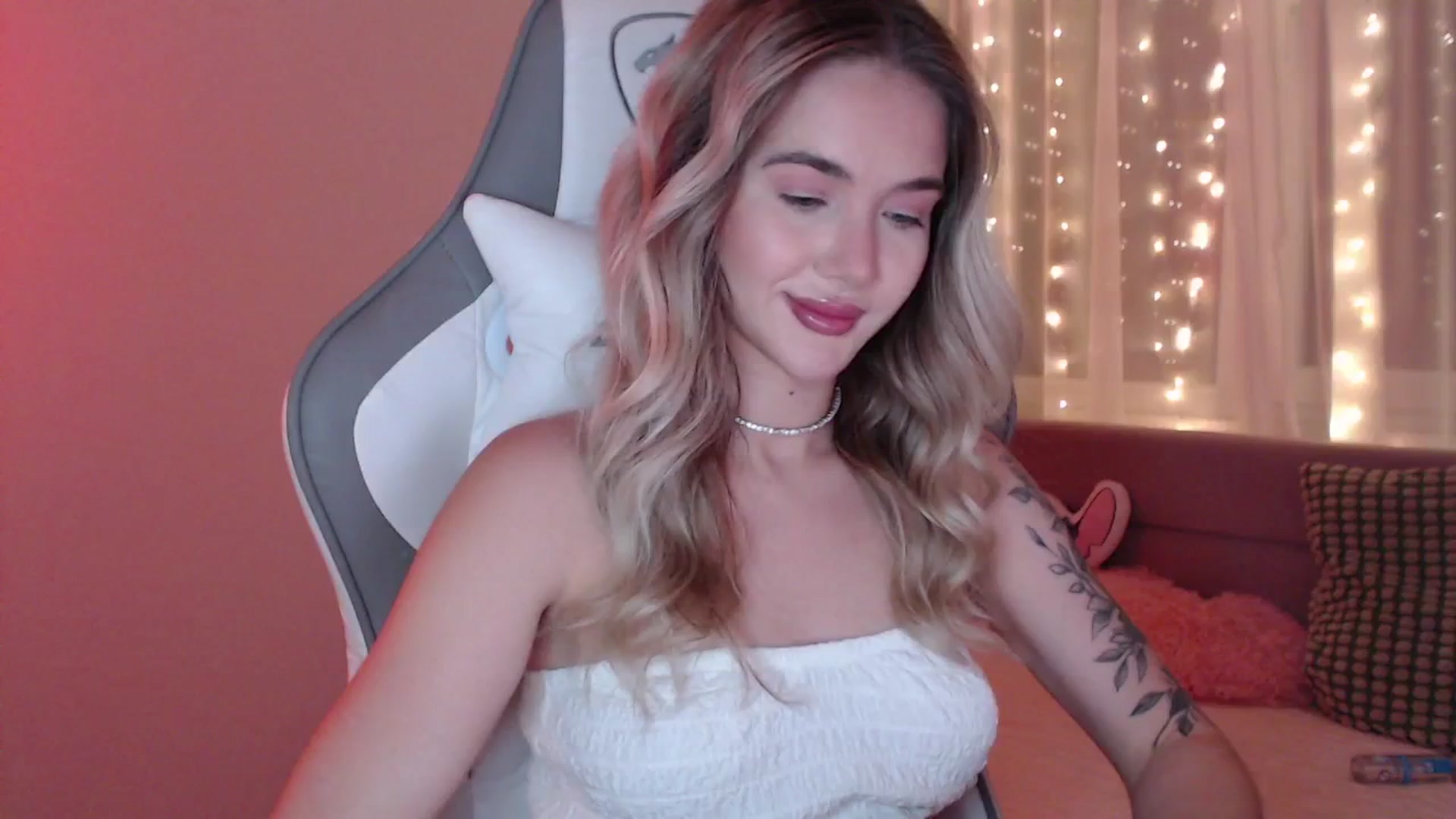 Gallery image thumbnail from HolyMeow's myfreecams stream on, 06/18/2025, 23:59 image 1 of 20