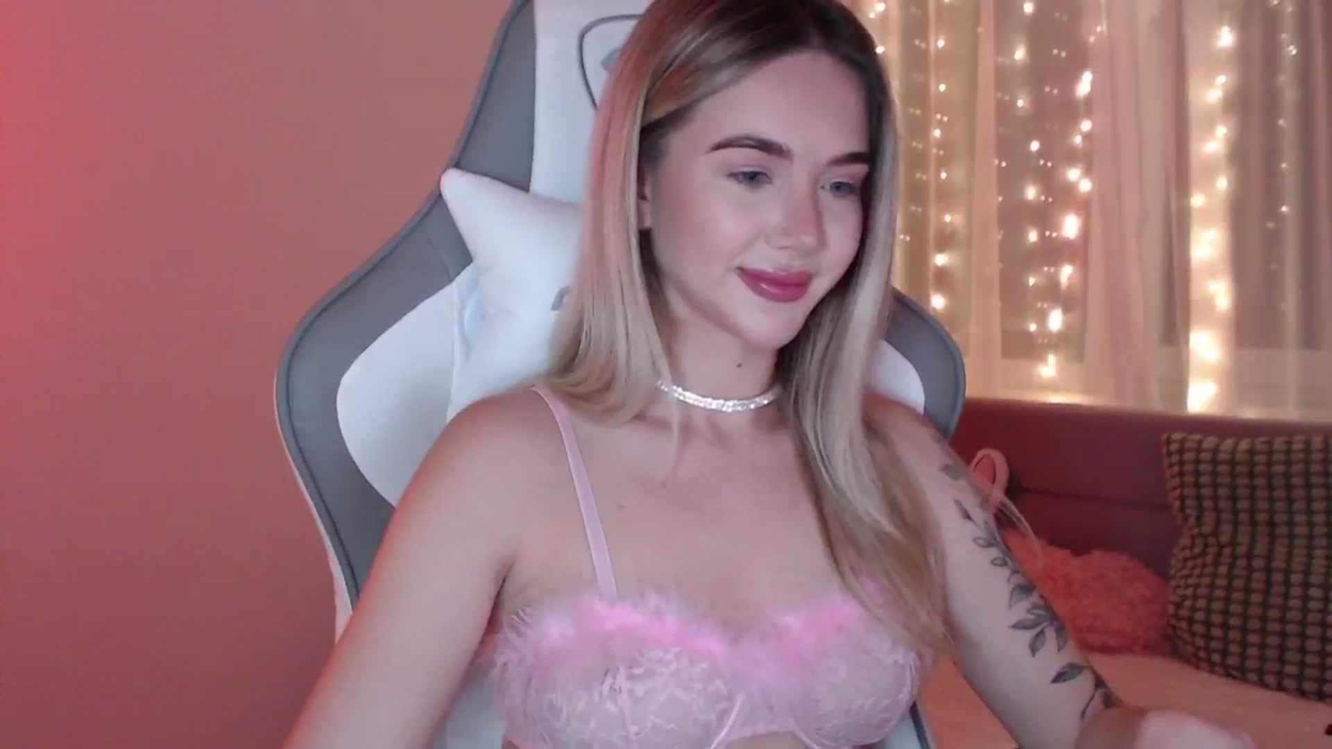 Gallery image thumbnail from HolyMeow's myfreecams stream on, 06/19/2025, 21:11 image 19 of 20