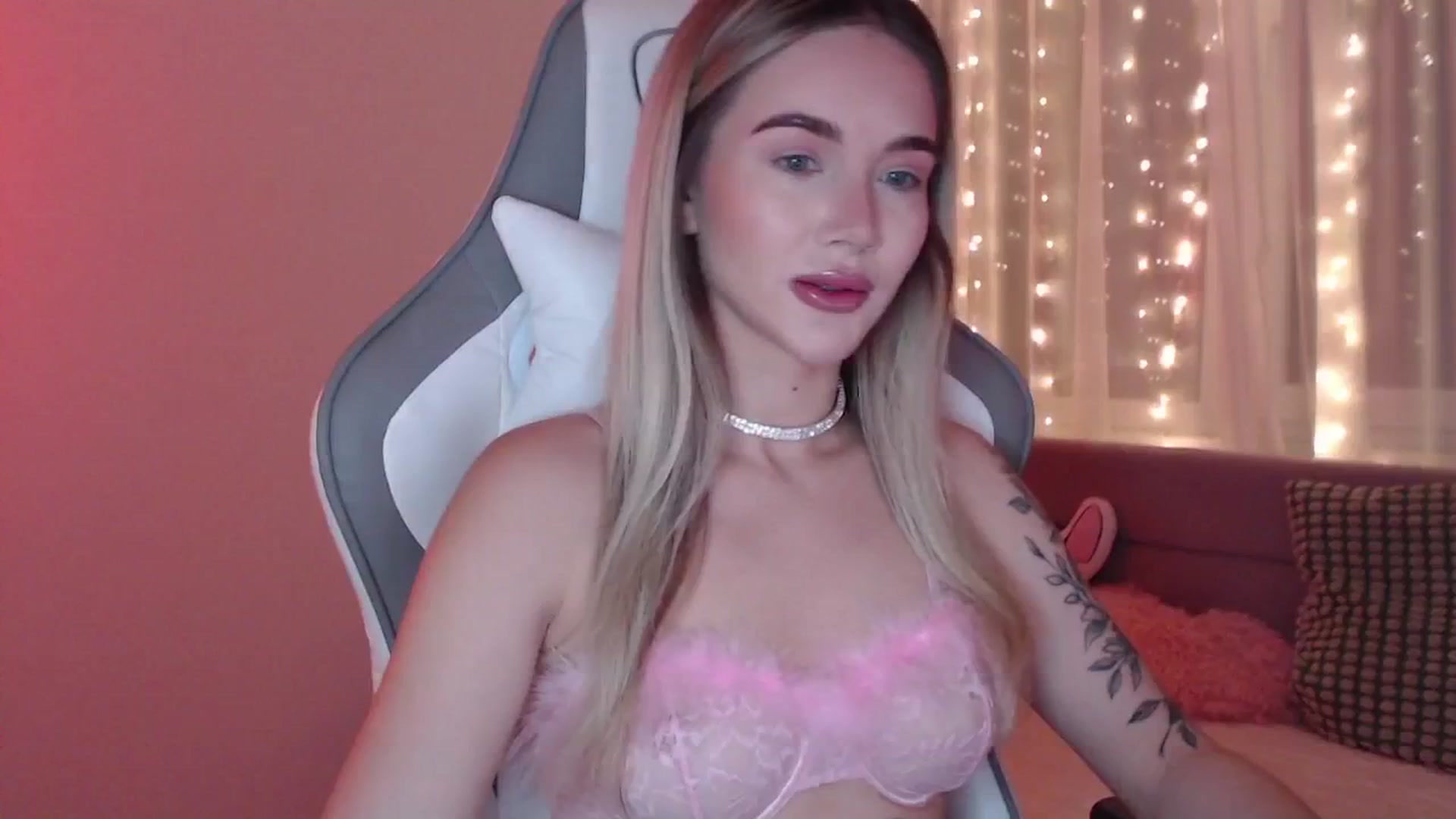 Gallery image thumbnail from HolyMeow's myfreecams stream on, 06/19/2025, 21:11 image 1 of 20