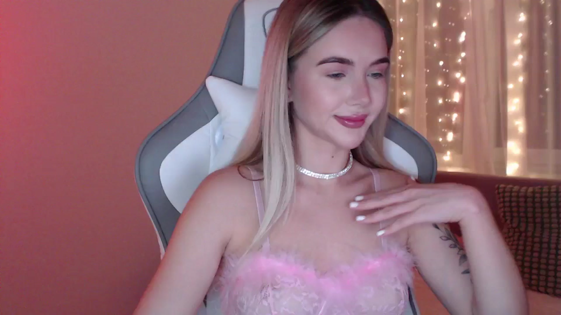 Gallery image thumbnail from HolyMeow's myfreecams stream on, 06/19/2025, 21:11 image 10 of 20