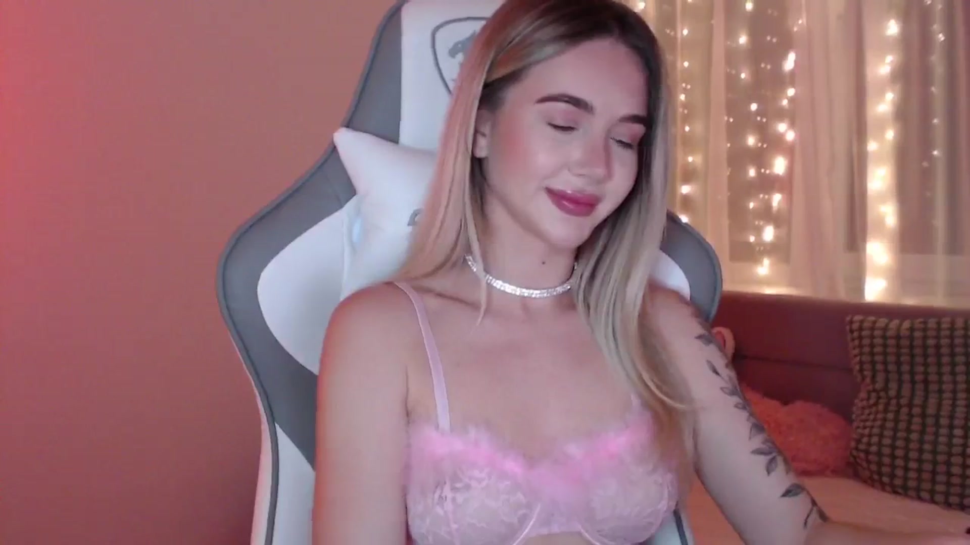 Gallery image thumbnail from HolyMeow's myfreecams stream on, 06/19/2025, 21:11 image 18 of 20