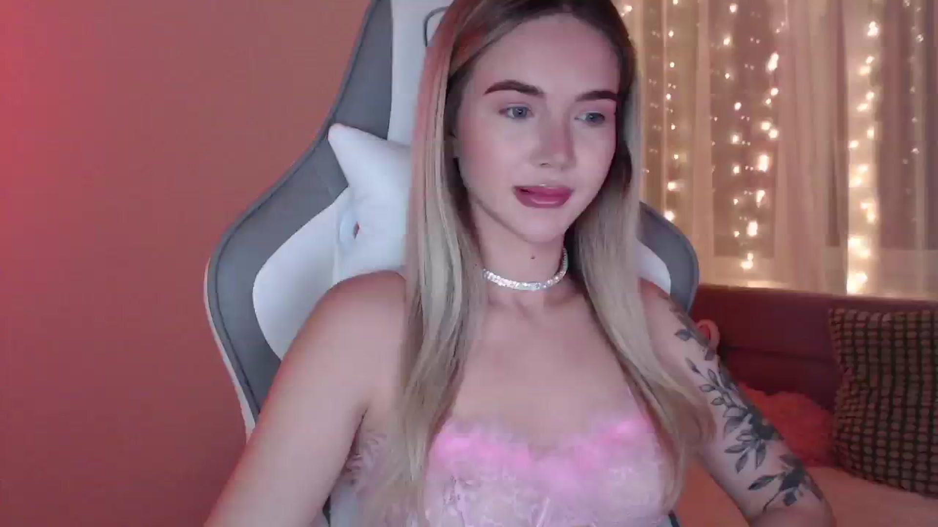 Gallery image thumbnail from HolyMeow's myfreecams stream on, 06/19/2025, 21:11 image 5 of 20