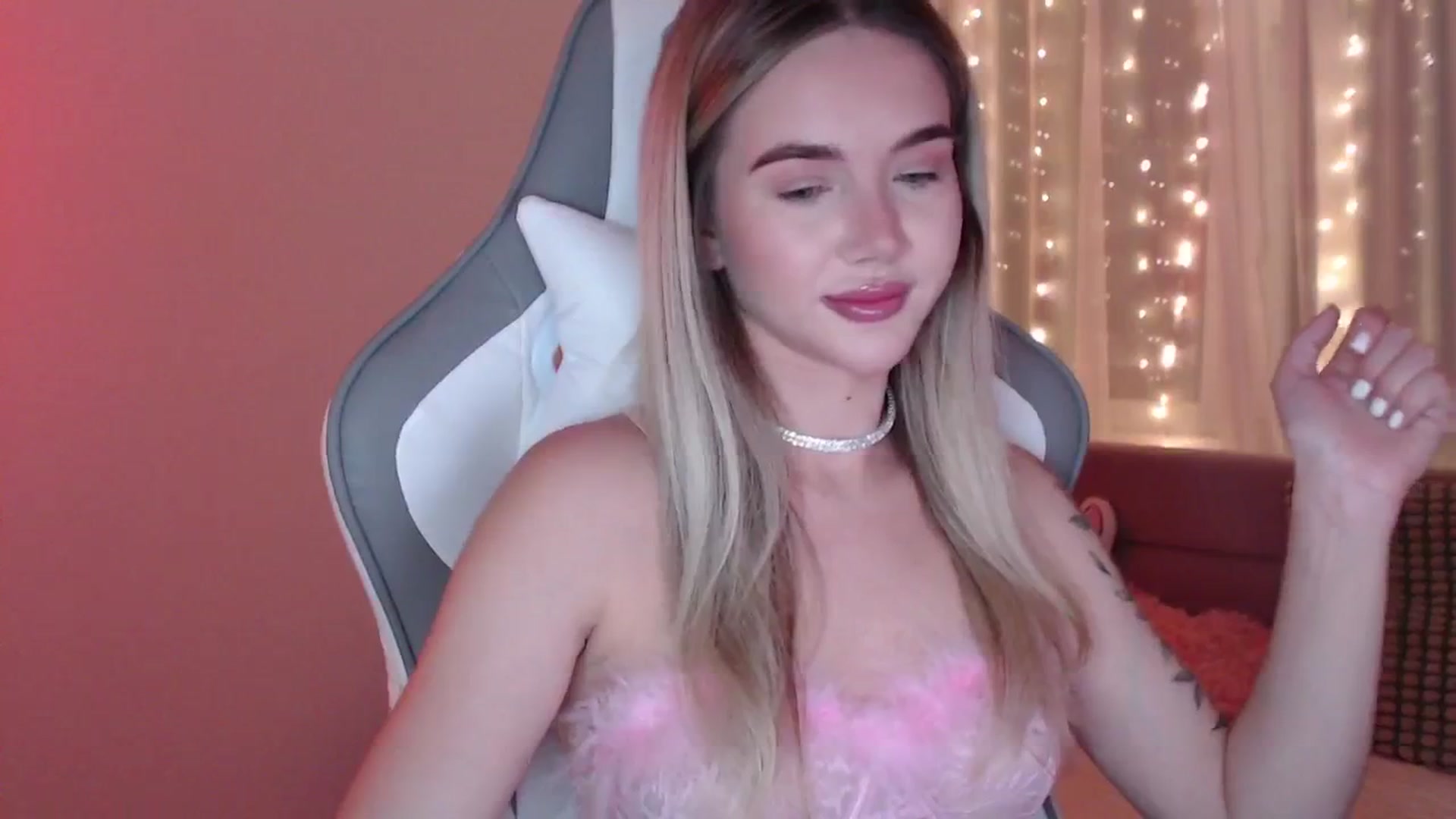 Gallery image thumbnail from HolyMeow's myfreecams stream on, 06/19/2025, 21:11 image 4 of 20