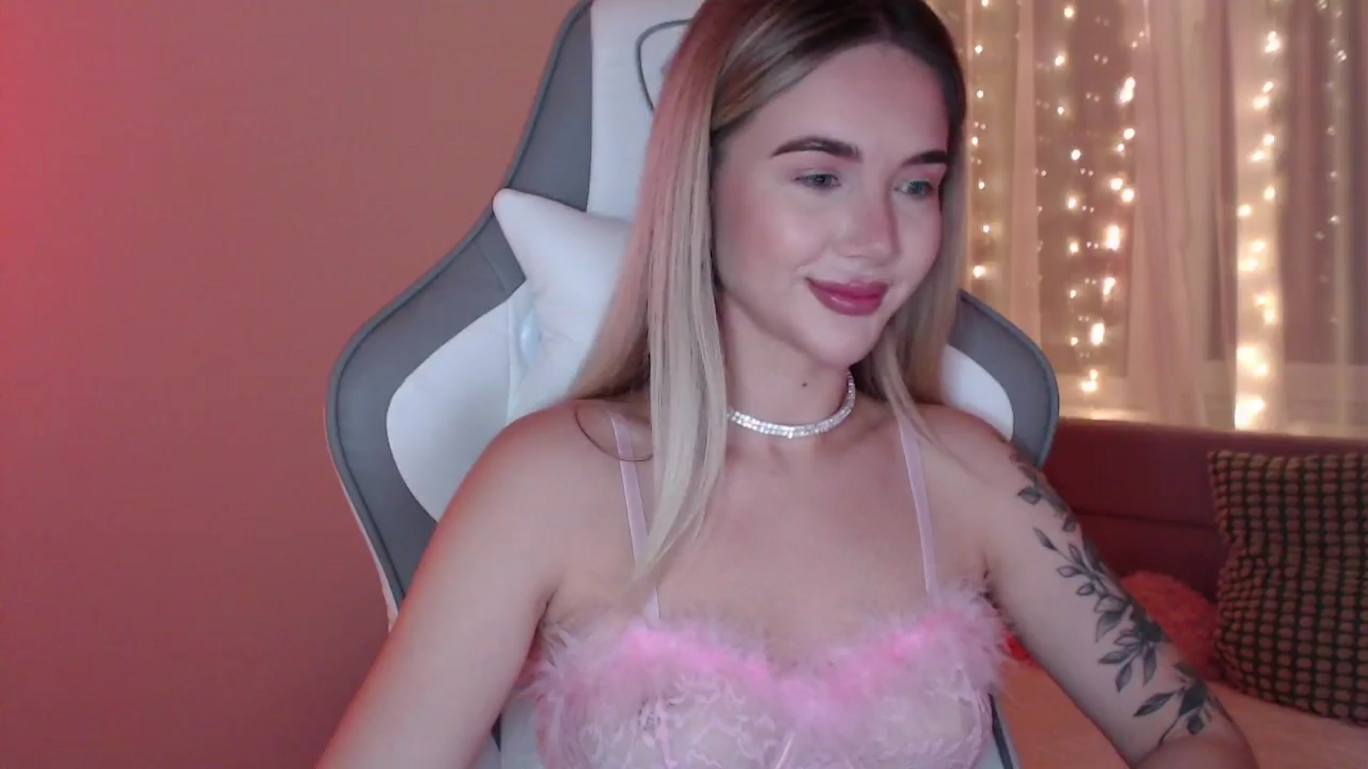 Gallery image thumbnail from HolyMeow's myfreecams stream on, 06/19/2025, 21:11 image 12 of 20