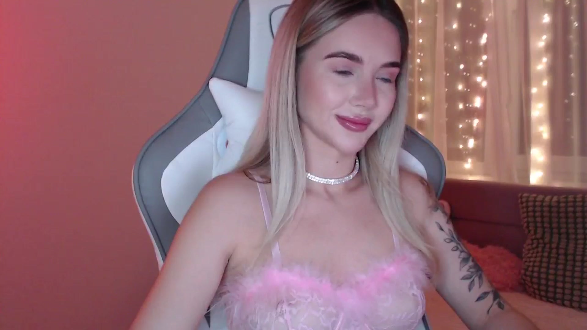 Gallery image thumbnail from HolyMeow's myfreecams stream on, 06/19/2025, 21:11 image 9 of 20