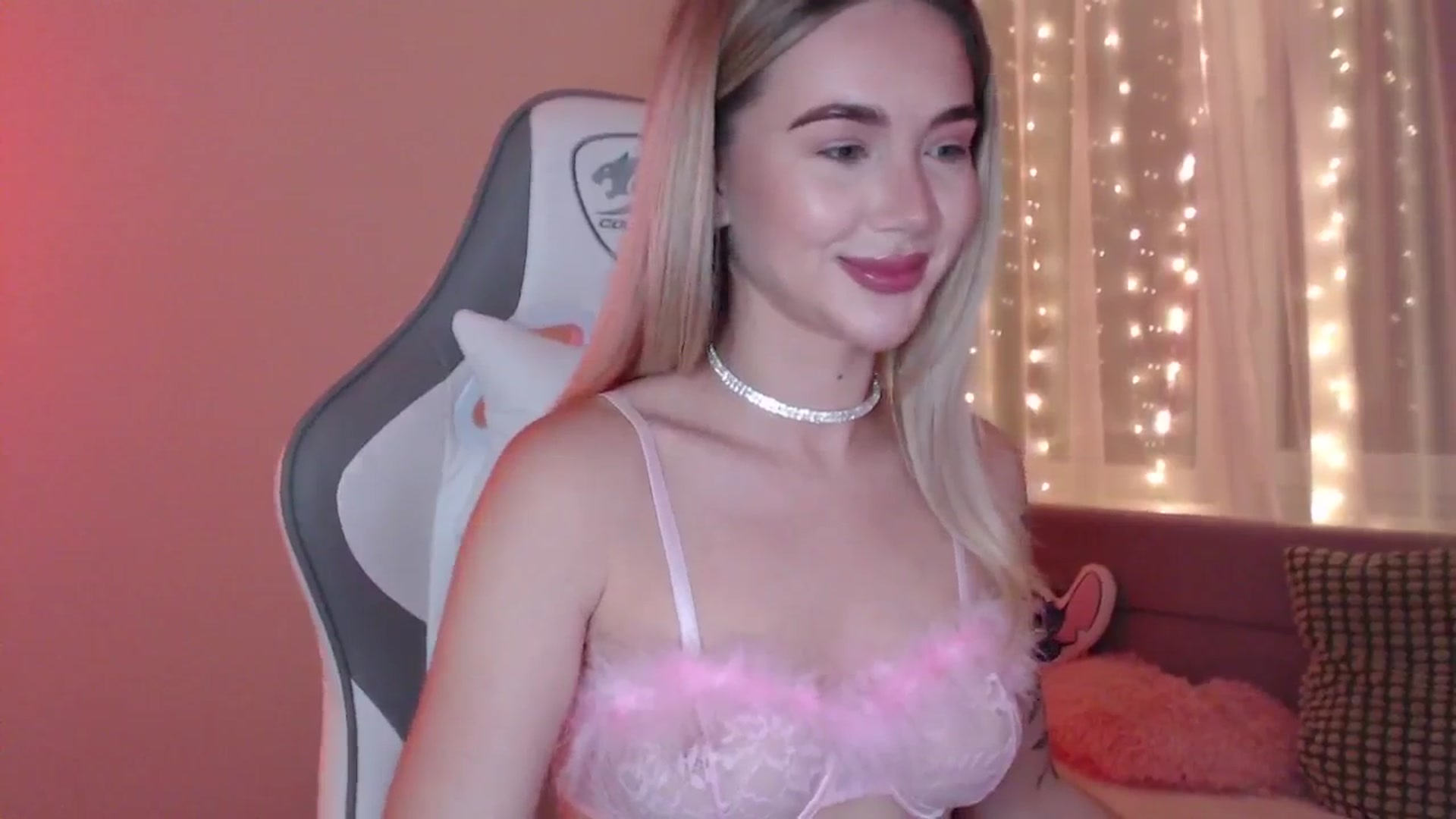 Gallery image thumbnail from HolyMeow's myfreecams stream on, 06/19/2025, 21:11 image 13 of 20