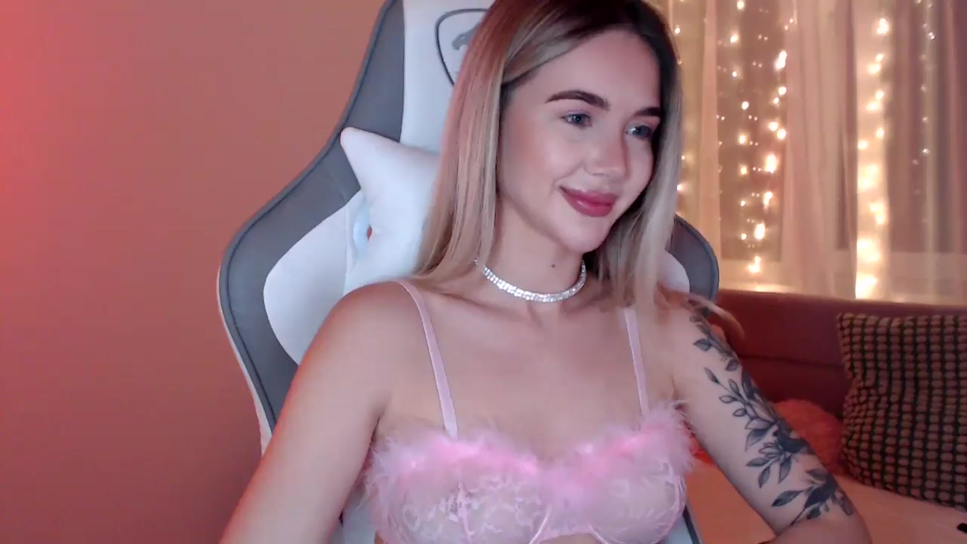 Gallery image thumbnail from HolyMeow's myfreecams stream on, 06/19/2025, 21:46 image 3 of 20