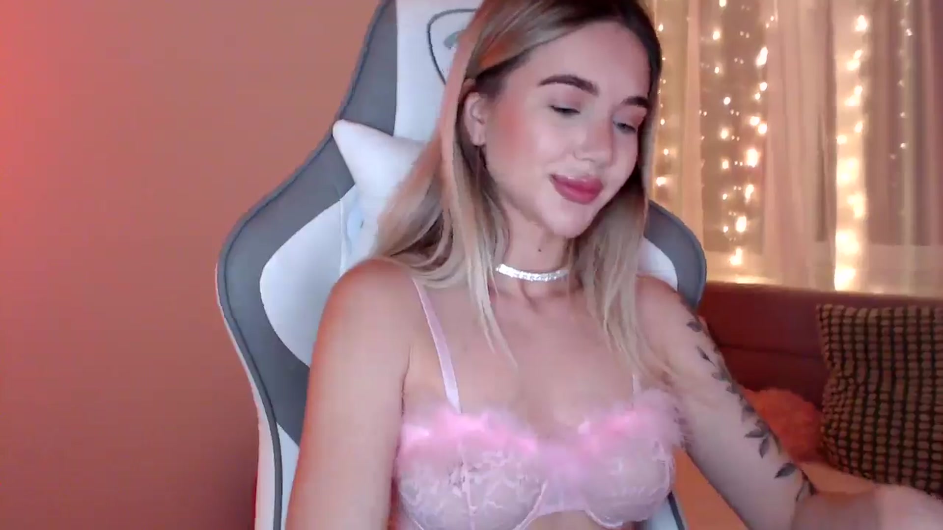 Gallery image thumbnail from HolyMeow's myfreecams stream on, 06/19/2025, 21:46 image 17 of 20