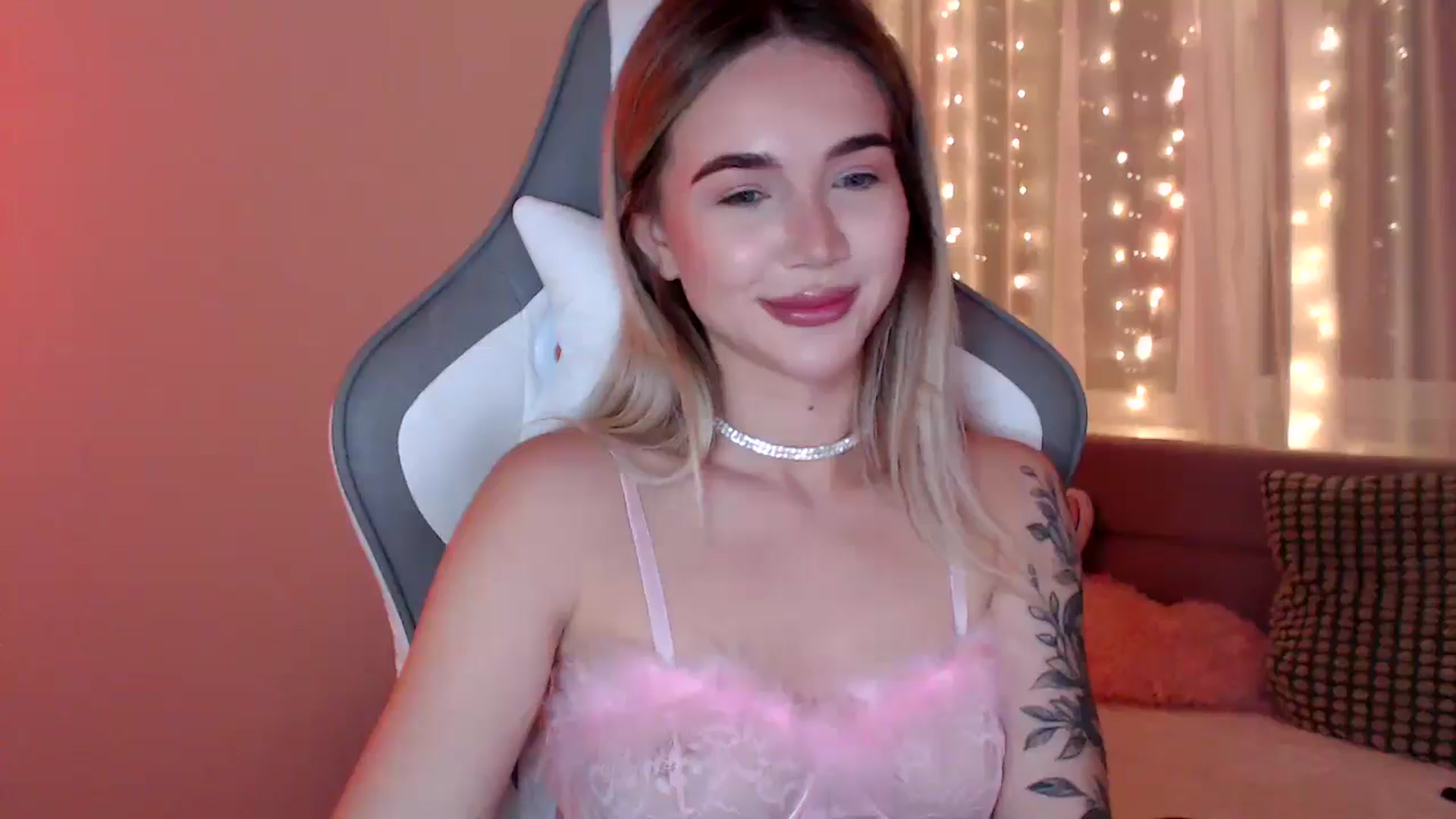 Gallery image thumbnail from HolyMeow's myfreecams stream on, 06/19/2025, 21:46 image 13 of 20