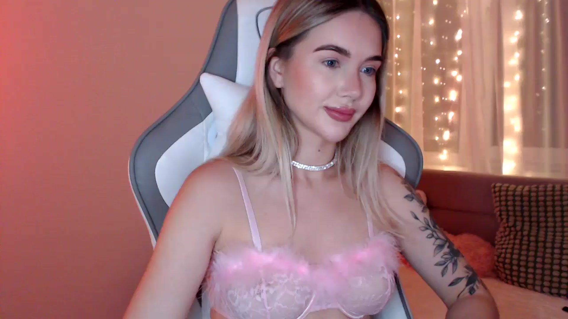 Gallery image thumbnail from HolyMeow's myfreecams stream on, 06/19/2025, 21:46 image 15 of 20