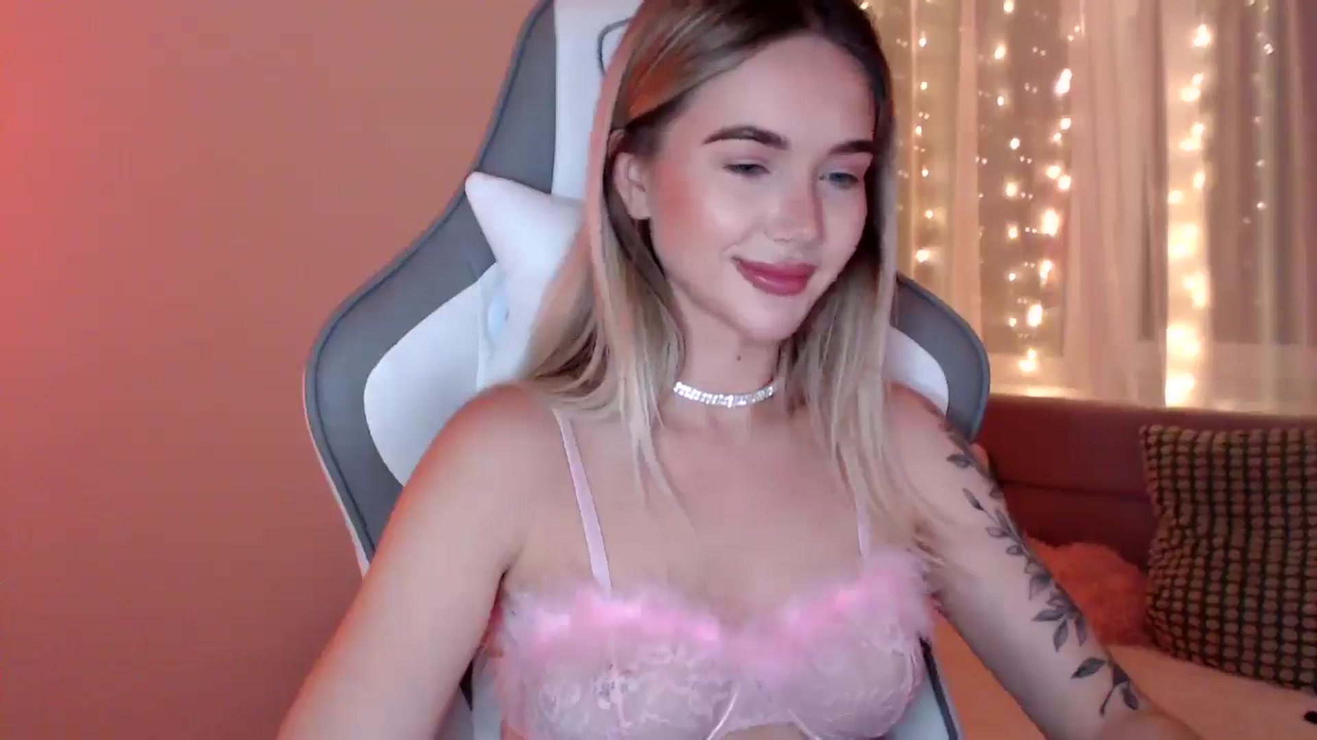 Gallery image thumbnail from HolyMeow's myfreecams stream on, 06/19/2025, 21:46 image 19 of 20