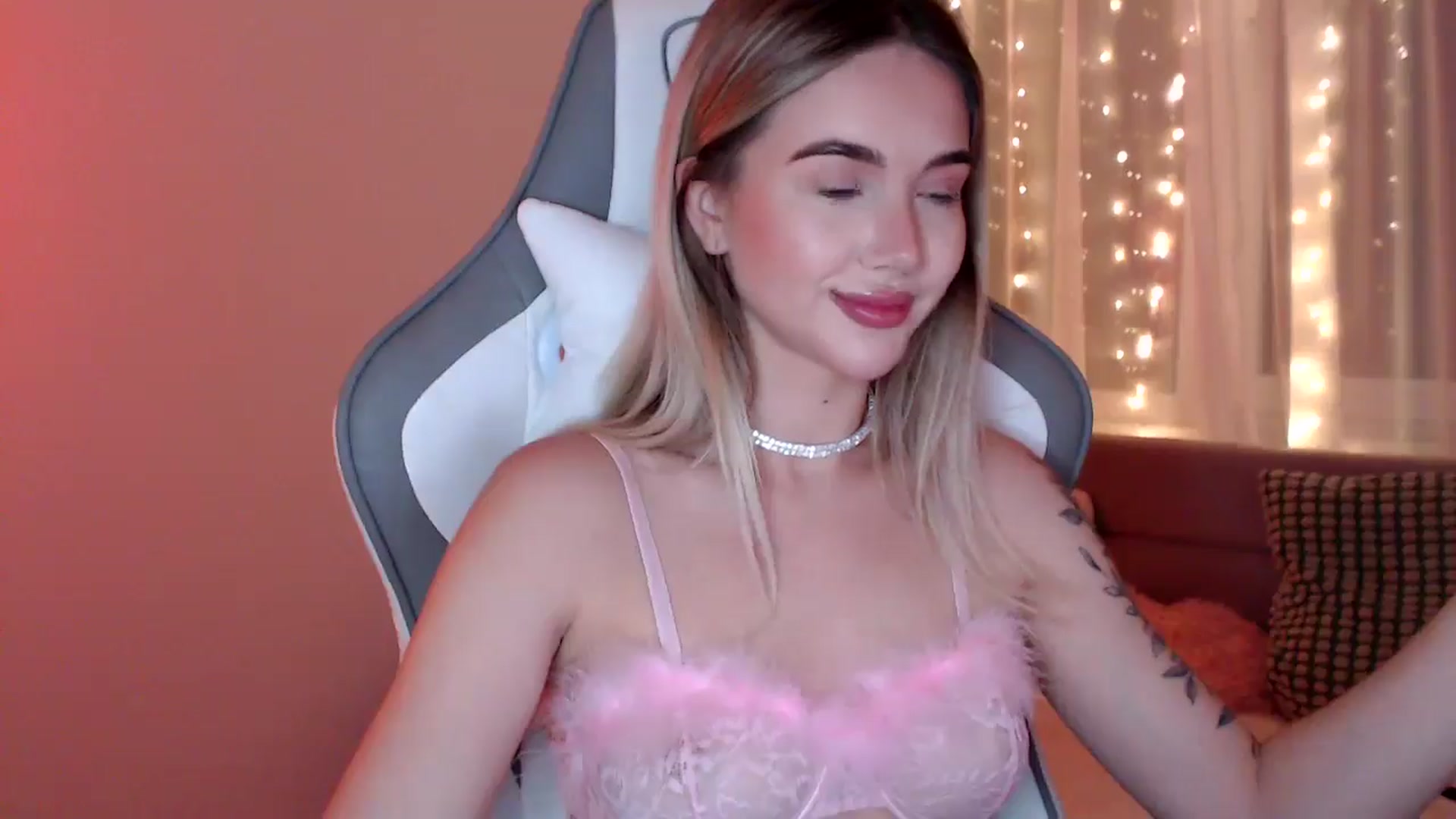 Gallery image thumbnail from HolyMeow's myfreecams stream on, 06/19/2025, 21:46 image 14 of 20