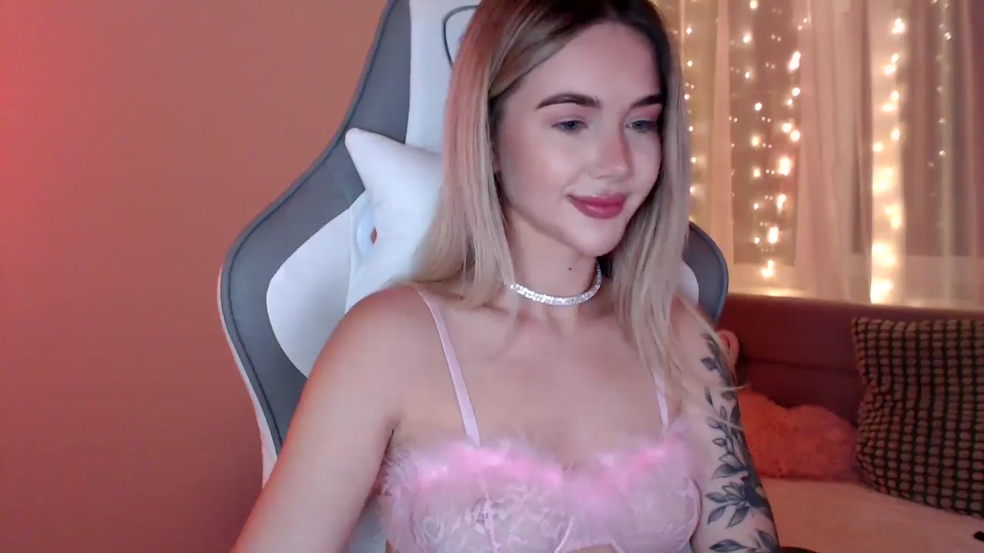 Gallery image thumbnail from HolyMeow's myfreecams stream on, 06/19/2025, 21:46 image 6 of 20