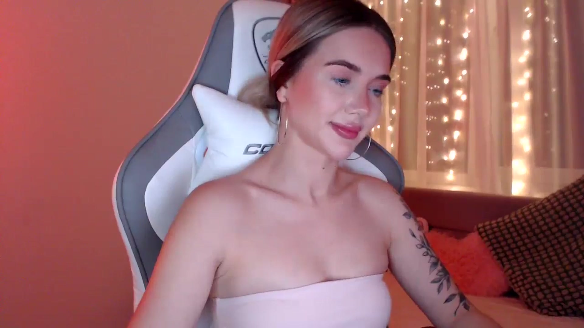 Gallery image thumbnail from HolyMeow's myfreecams stream on, 06/22/2025, 20:26 image 17 of 20