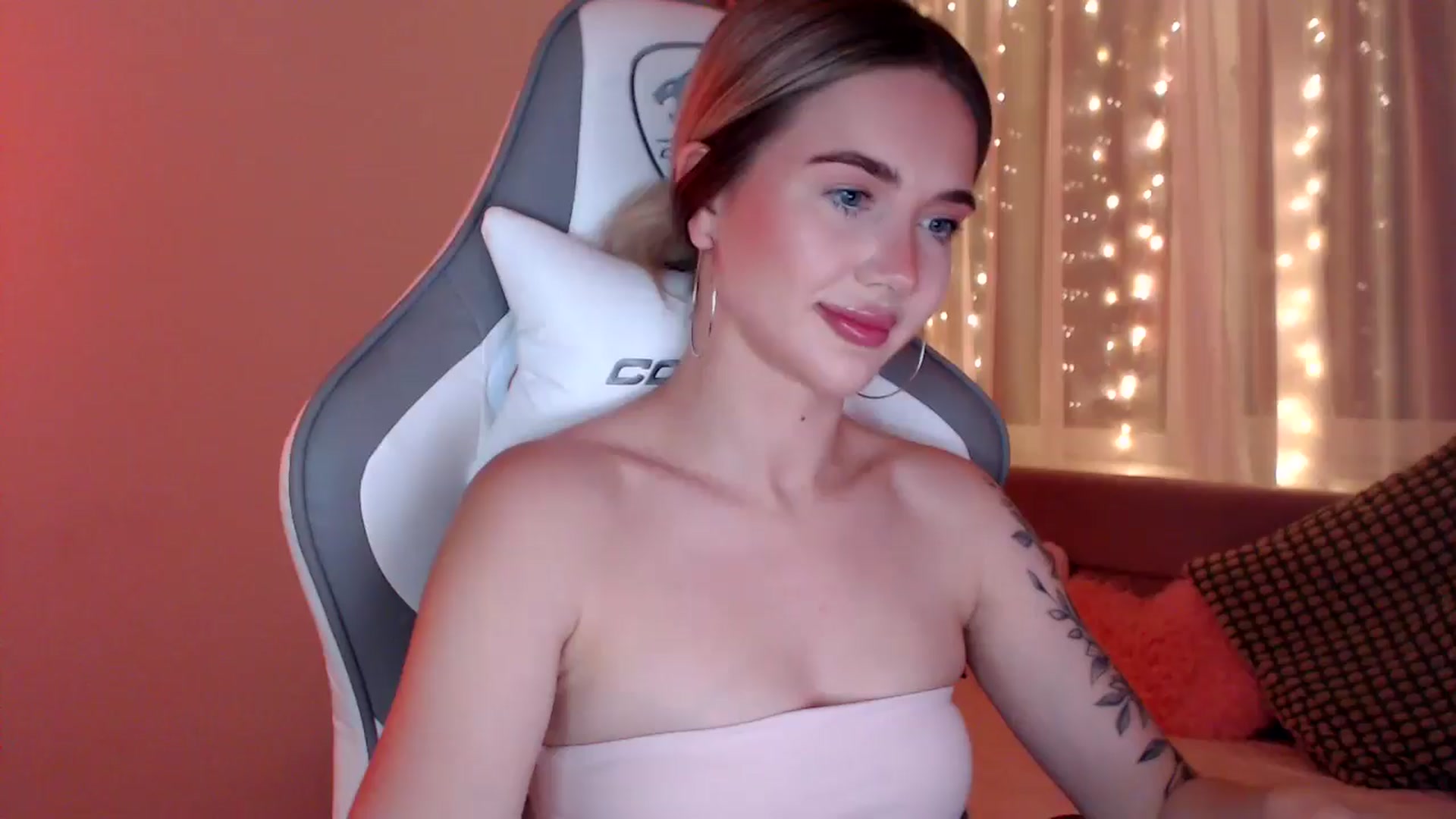 Gallery image thumbnail from HolyMeow's myfreecams stream on, 06/22/2025, 20:26 image 15 of 20