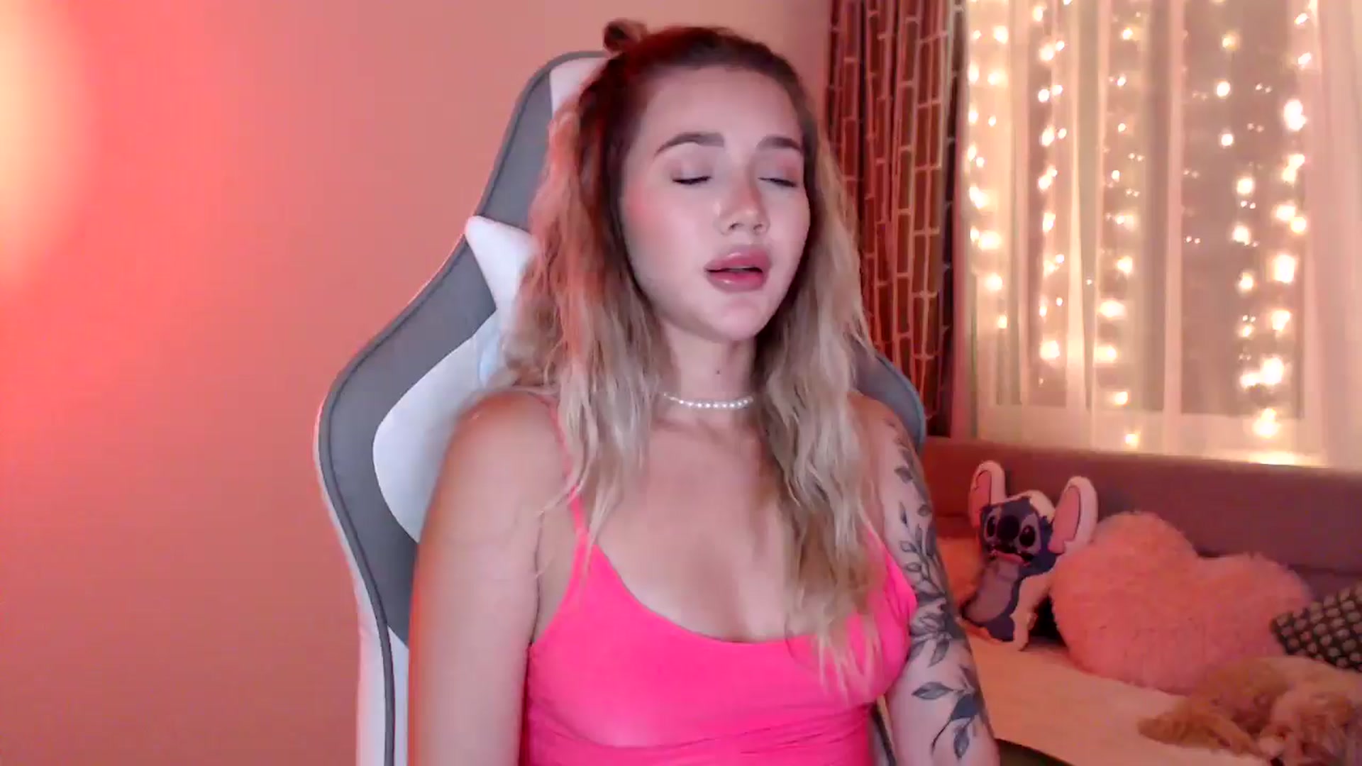Gallery image thumbnail from HolyMeow's myfreecams stream on, 07/19/2025, 20:44 image 17 of 20