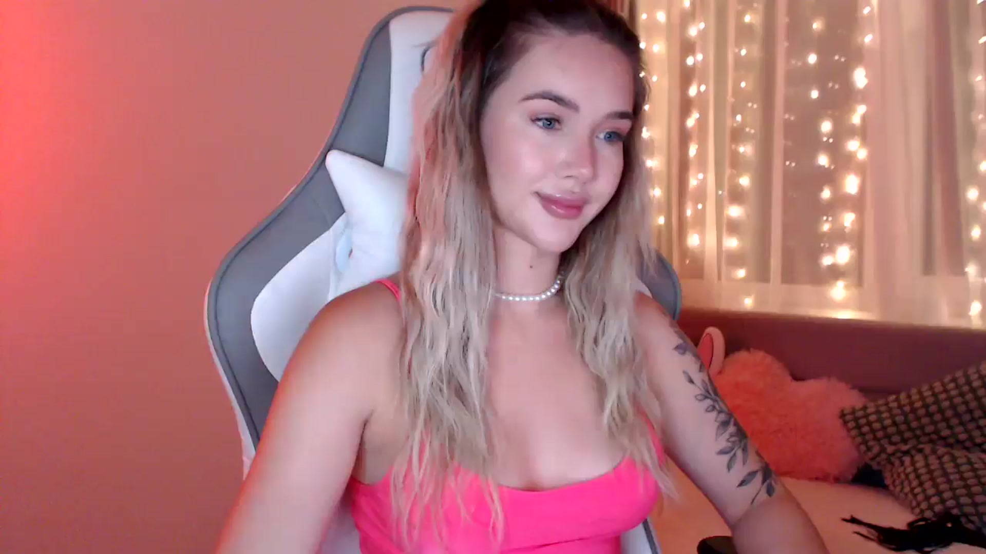 Gallery image thumbnail from HolyMeow's myfreecams stream on, 07/19/2025, 20:44 image 1 of 20