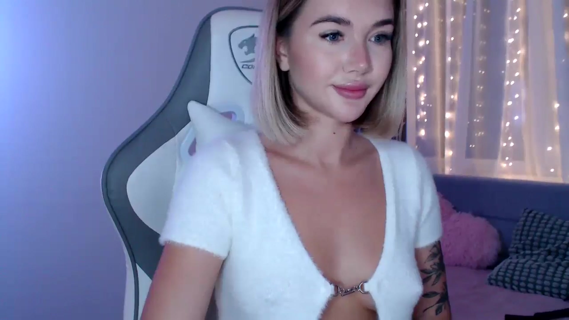 Gallery image thumbnail from HolyMeow's myfreecams stream on, 10/08/2025, 24:21 image 14 of 20