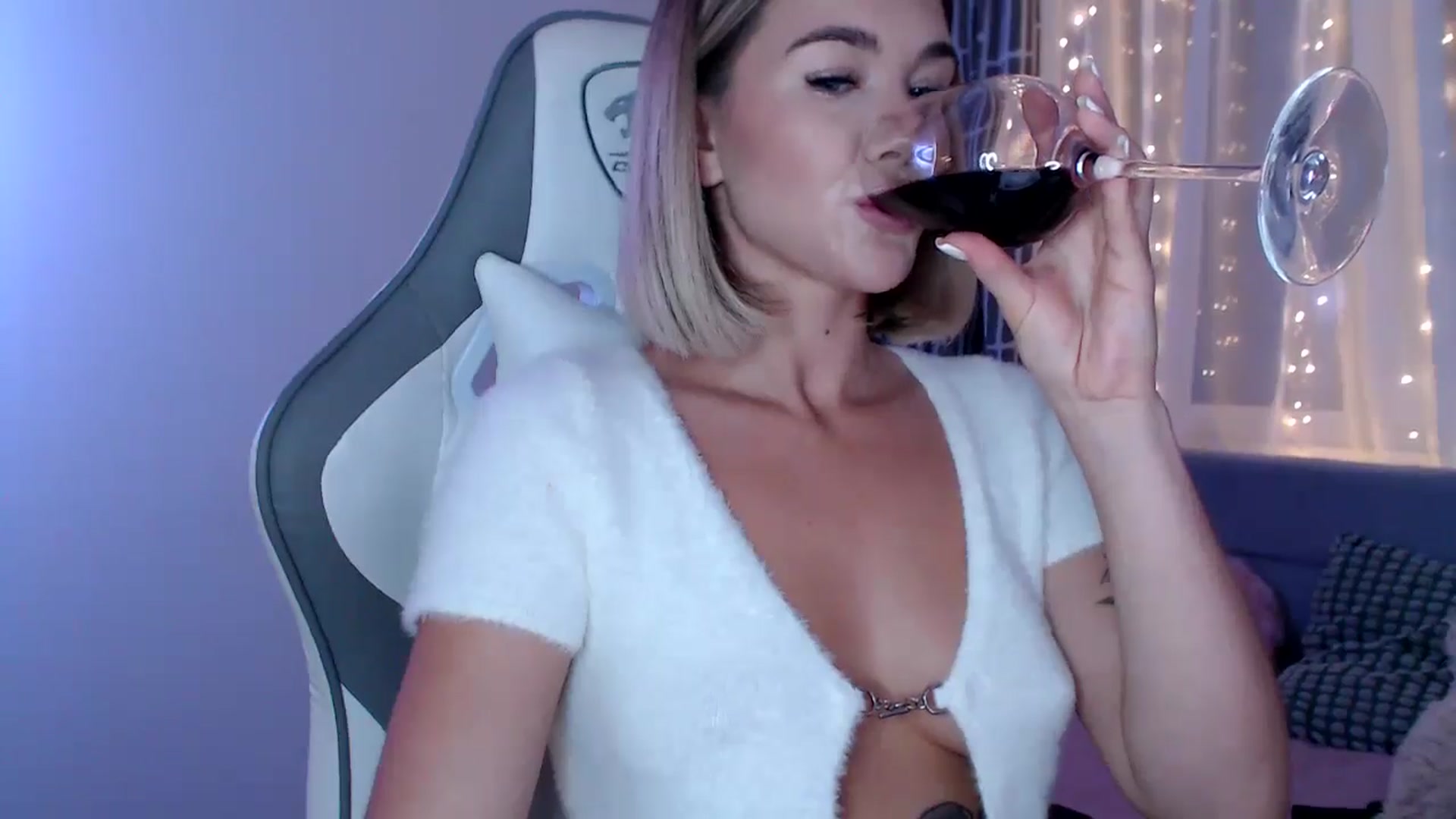 Gallery image thumbnail from HolyMeow's myfreecams stream on, 10/08/2025, 24:21 image 13 of 20